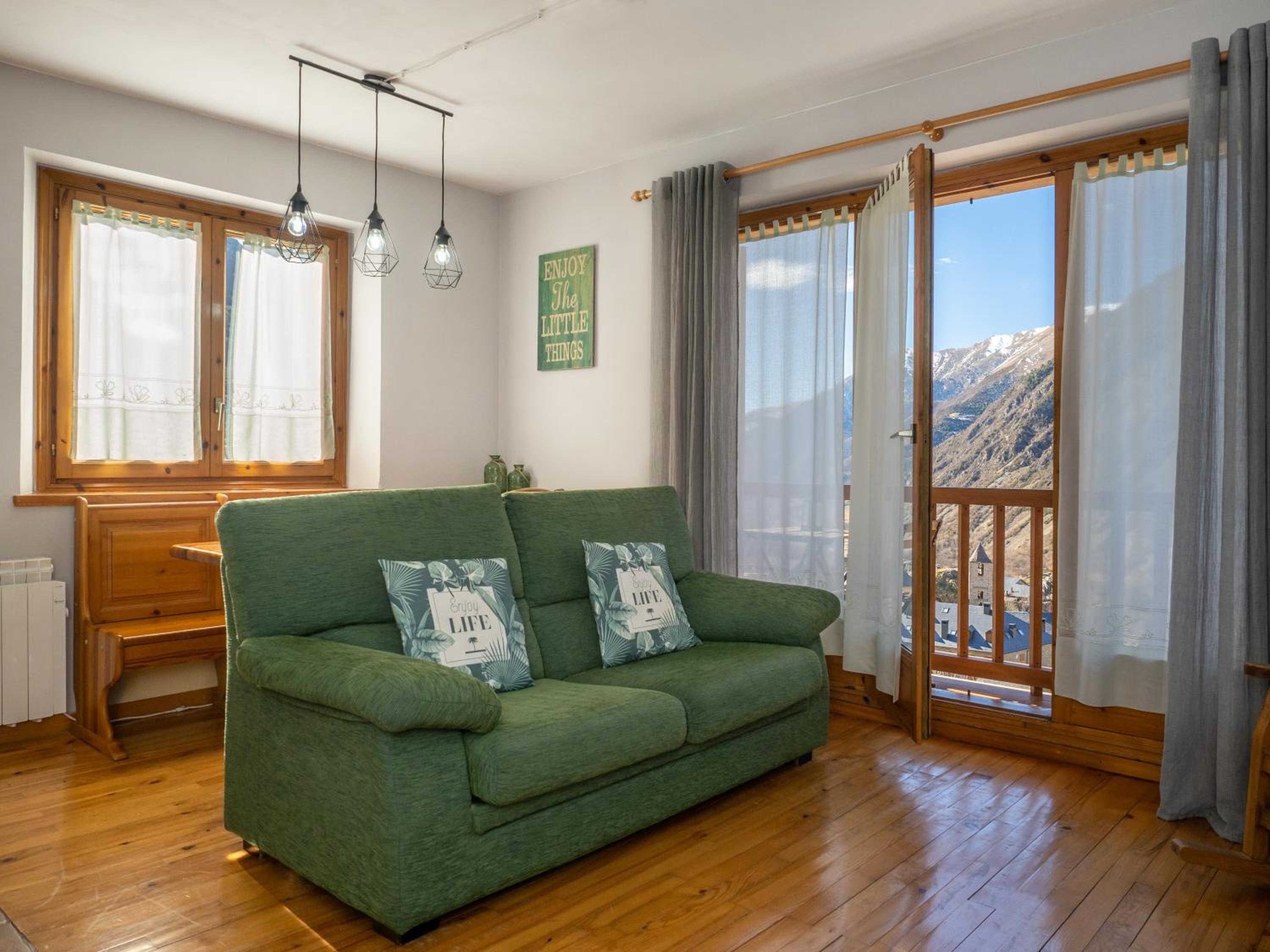 Apartment with Mountain View photo 3