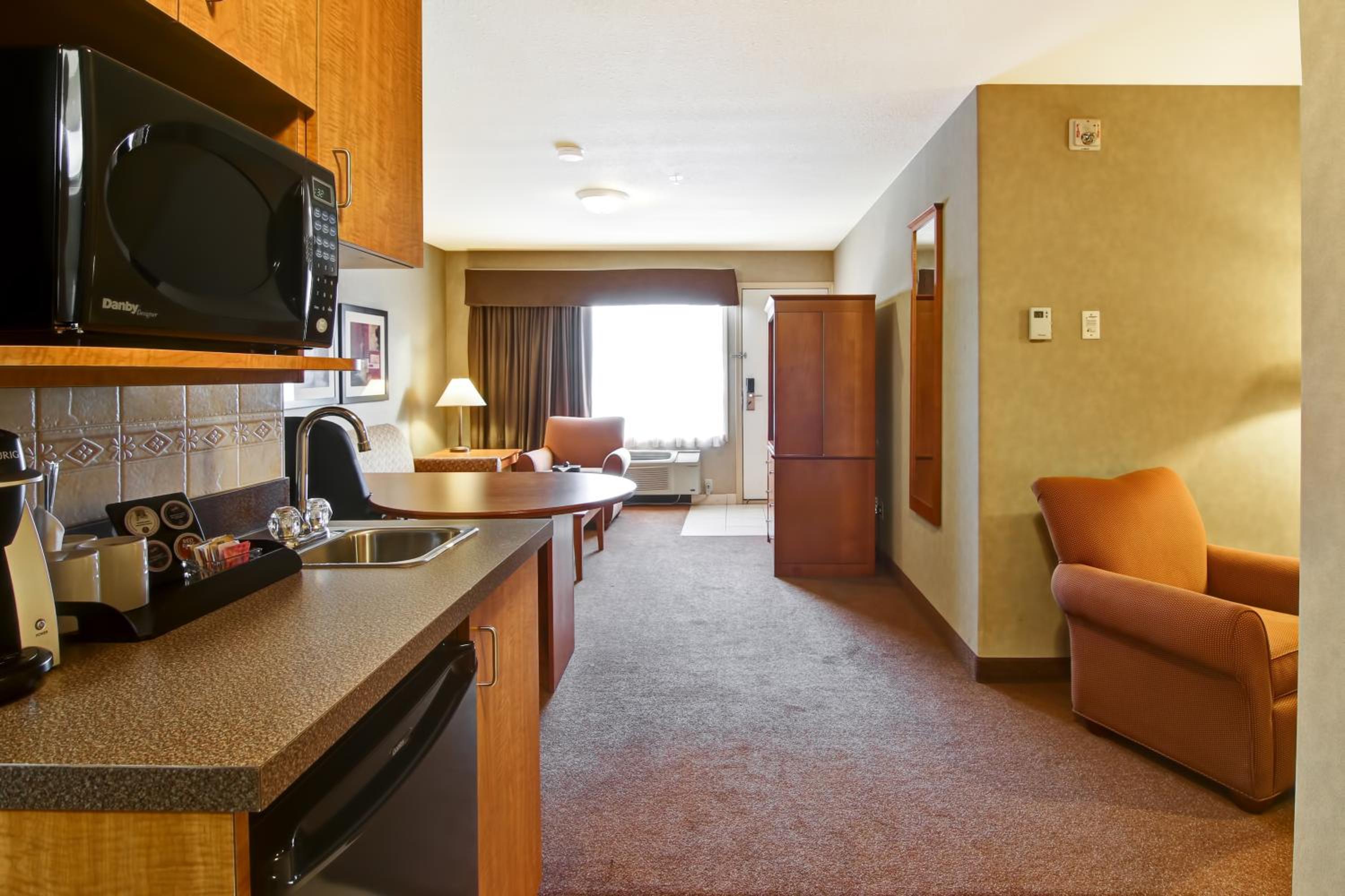 Deluxe King Suite - Non-Smoking - Photo 2