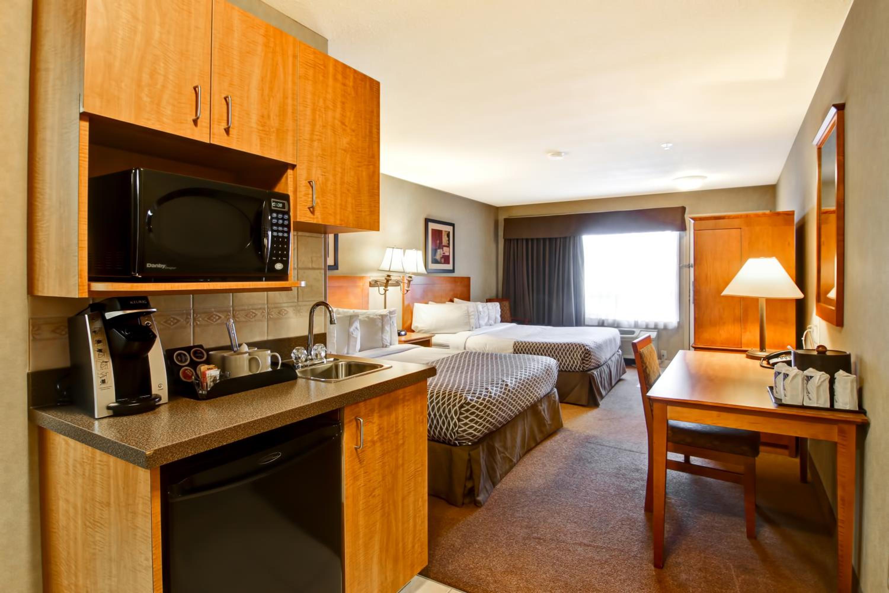 Queen Room with Two Beds /Main Floor - Non-Smoking - Photo 3