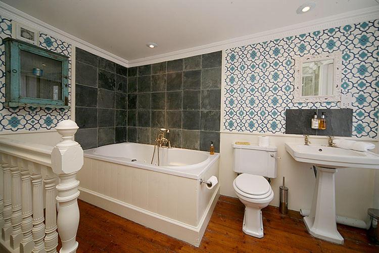 Queen Room photo 2