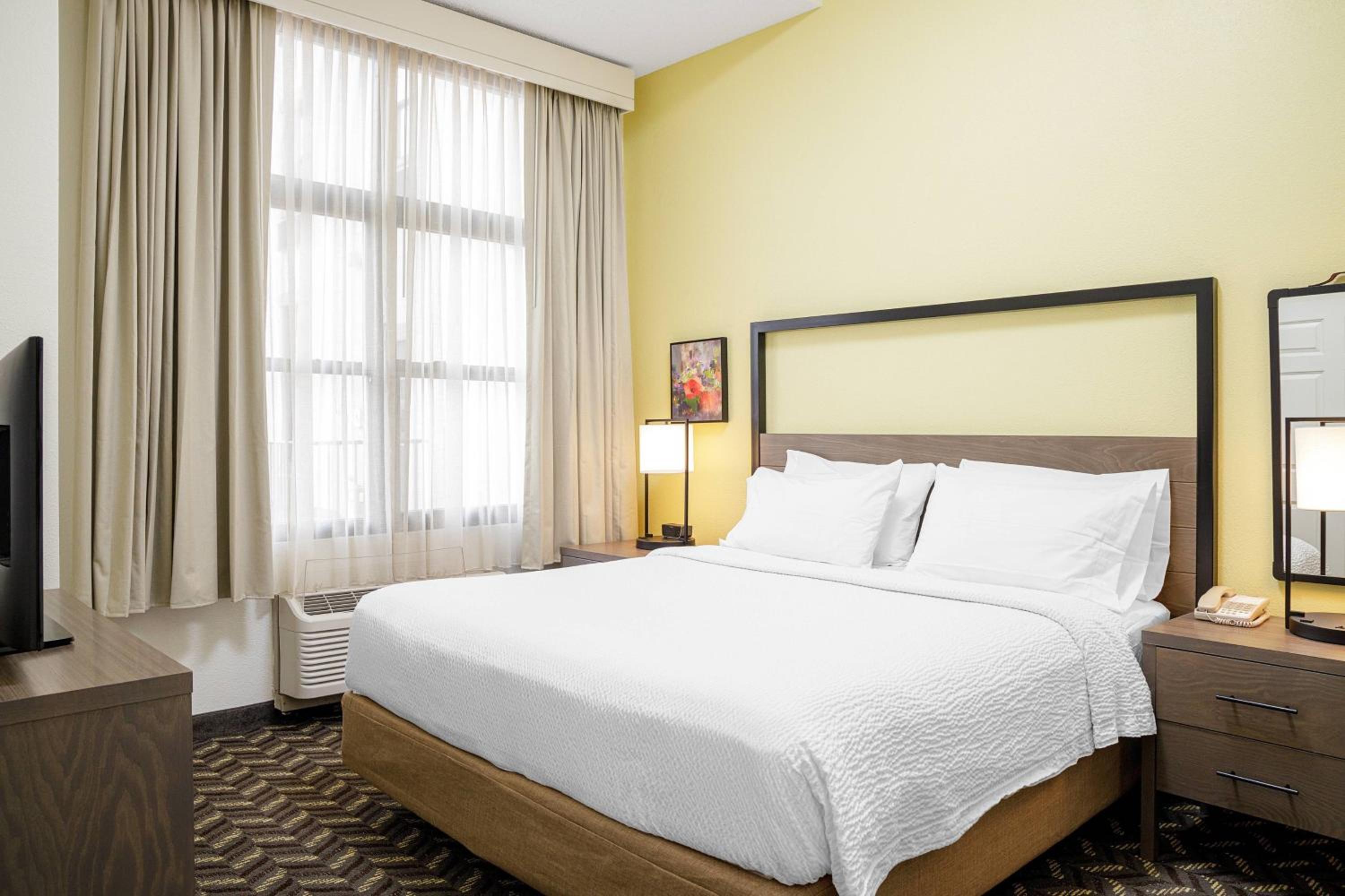 One-Bedroom King Suite - Photo 4