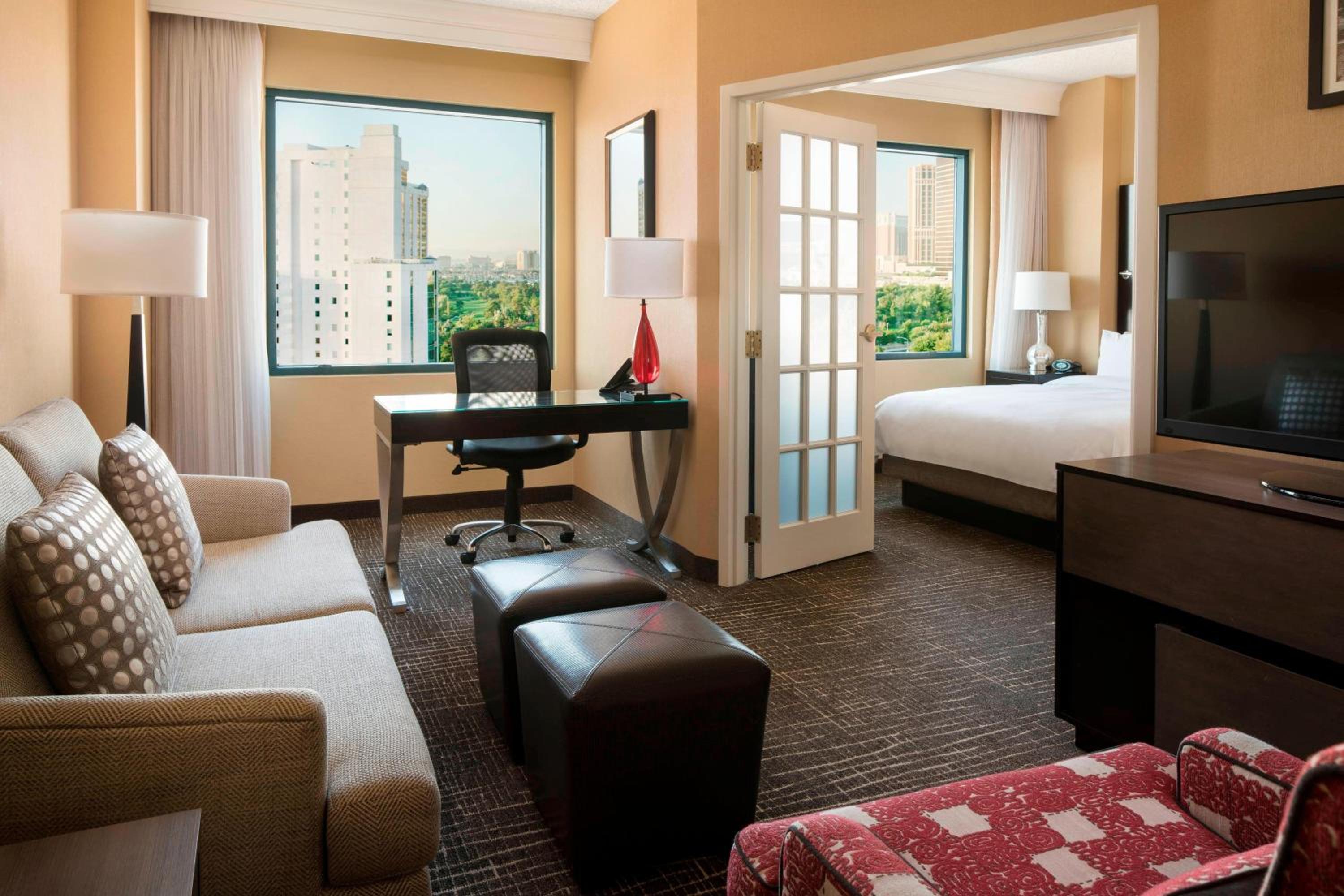 King Room - Non-Smoking - Photo 4