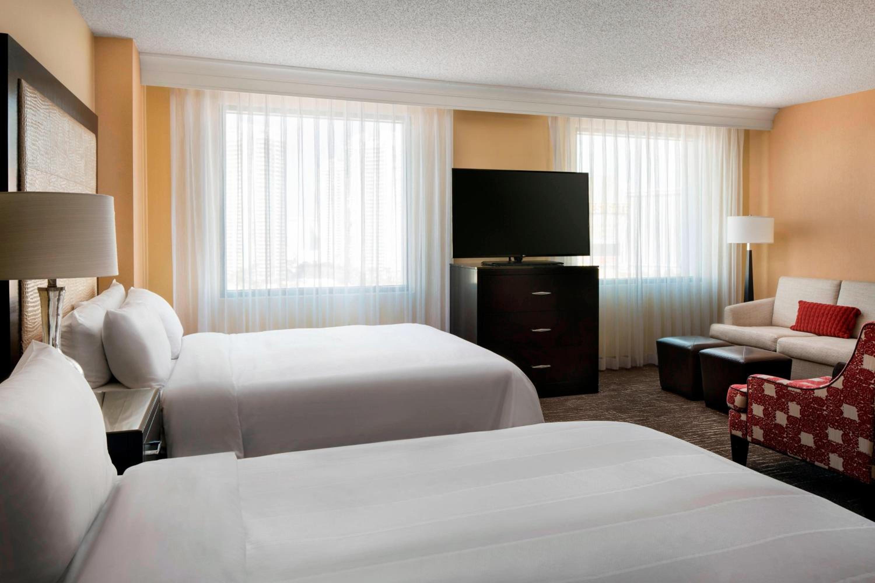 Queen Room with Two Queen Beds - Non-Smoking - Photo 2