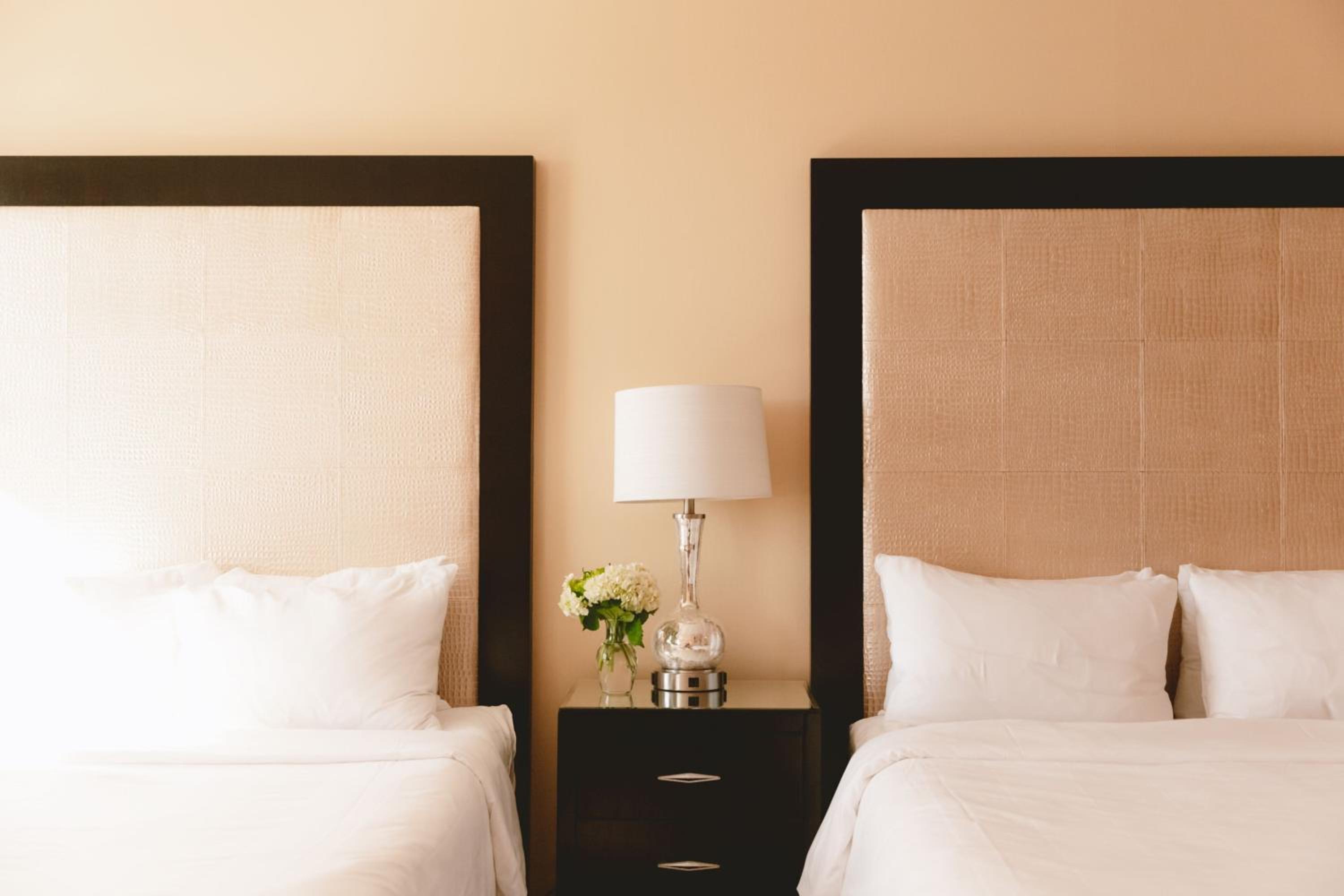 Queen Room with Two Queen Beds - Non-Smoking - Photo 1
