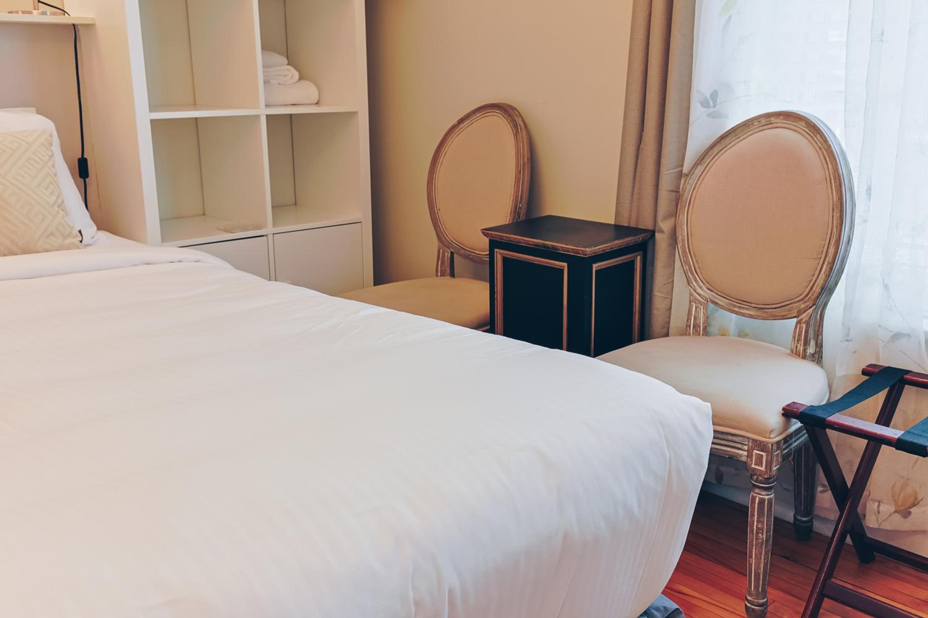 Standard Queen Room - Photo 7