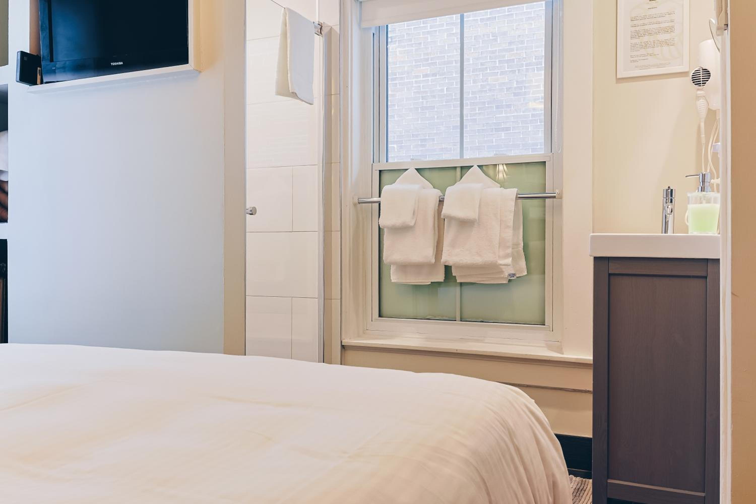 Standard Queen Room - Photo 6