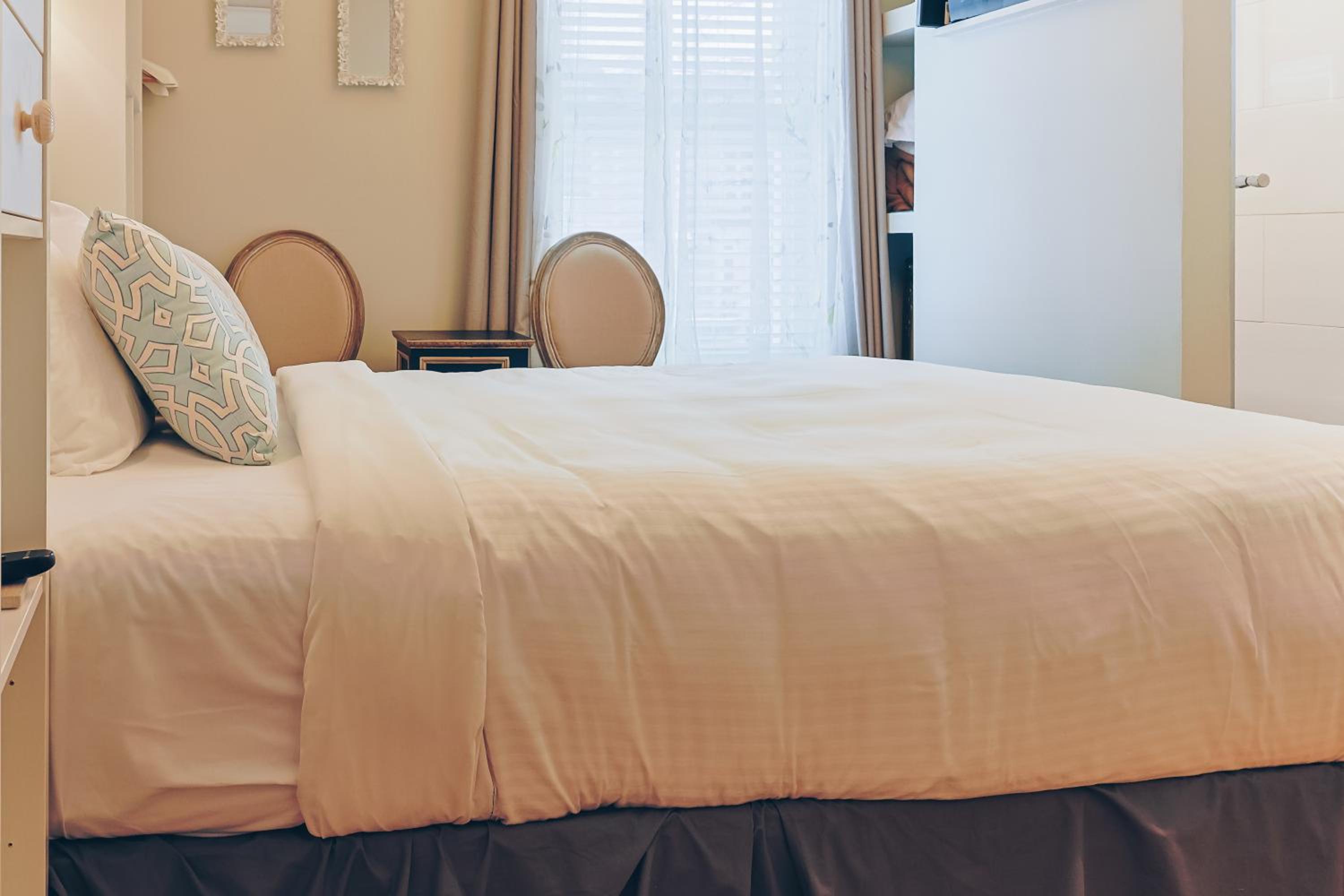 Standard Queen Room - Photo 5