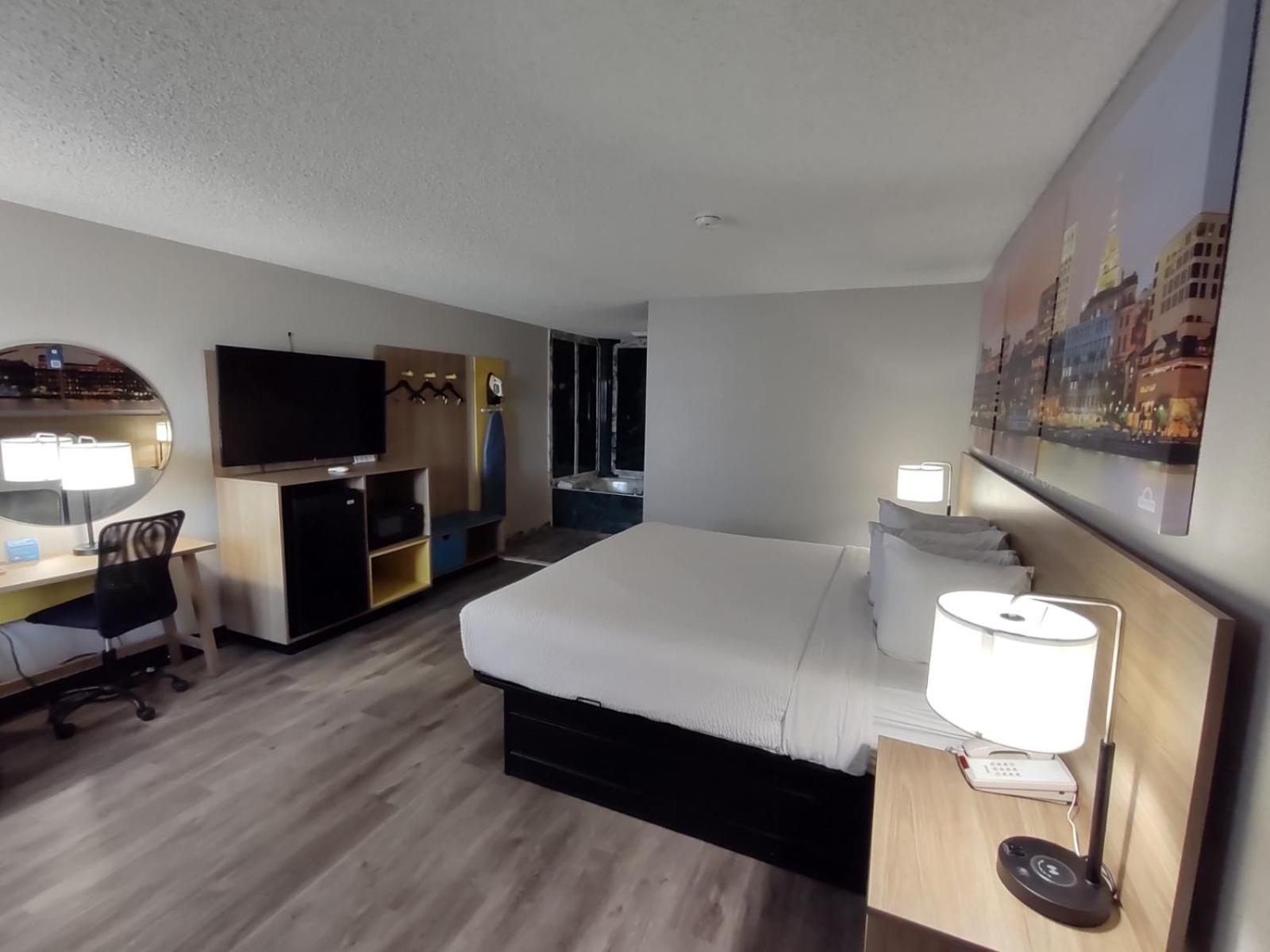 King Suite with Hot Tub - Non-Smoking photo 1