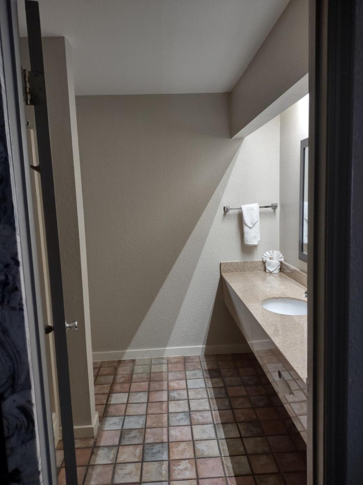 King Suite with Hot Tub - Non-Smoking photo 3