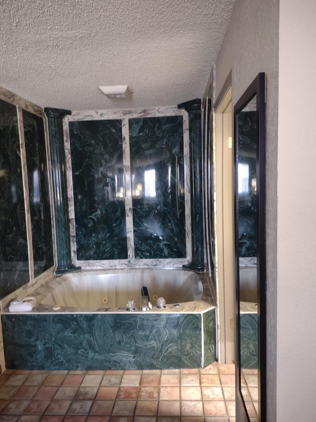 King Suite with Hot Tub - Non-Smoking photo 2