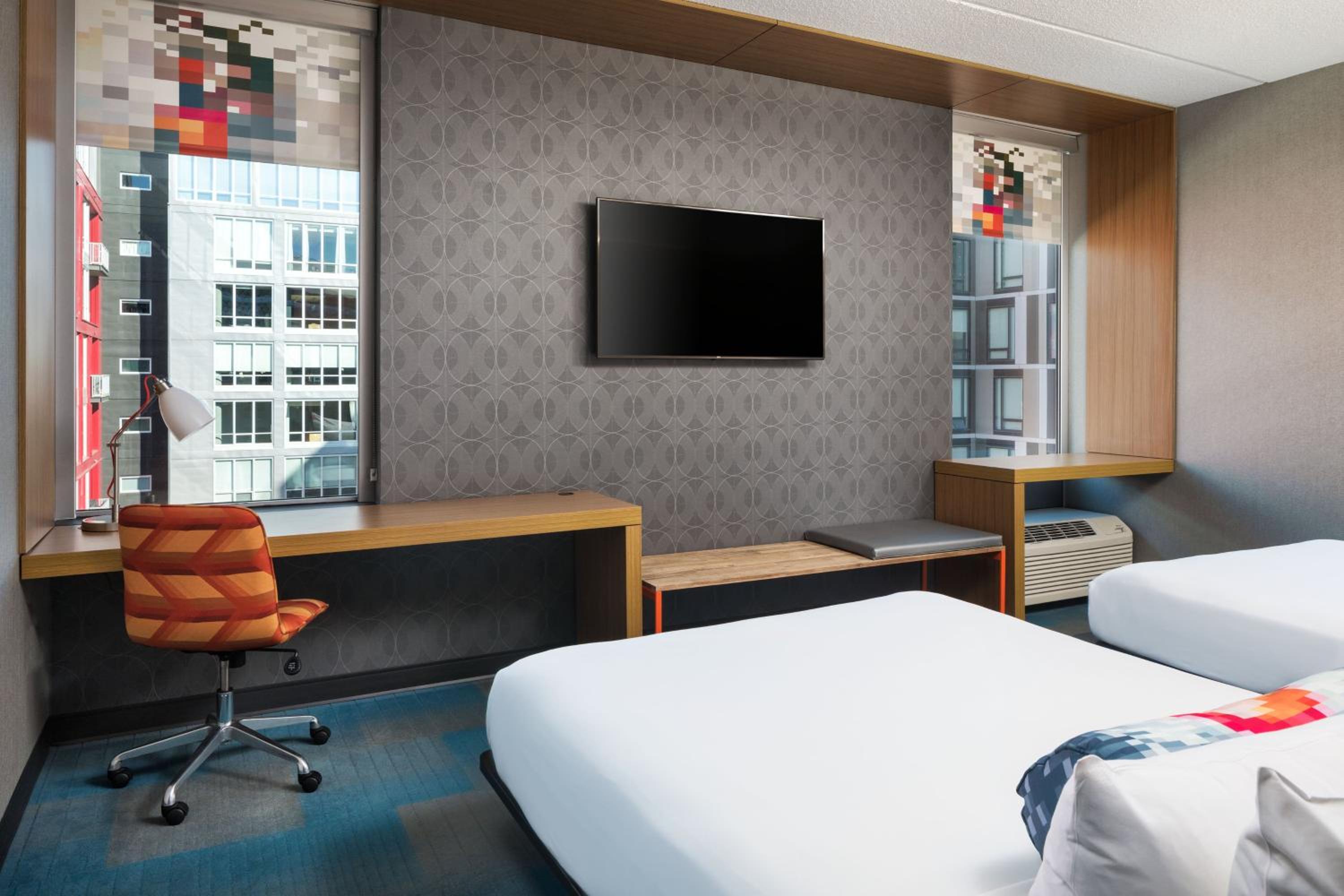 Guest room, 2 Queen, City view - Photo 2