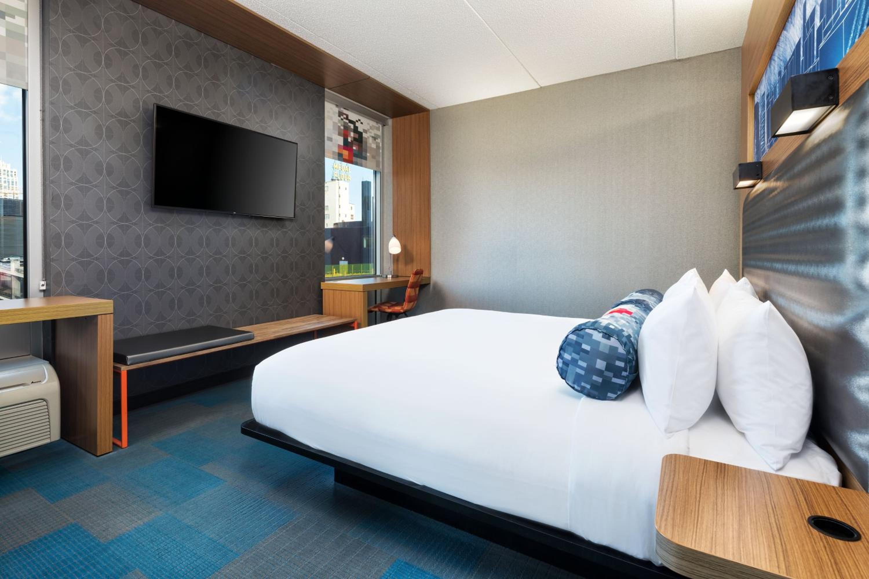 1 Bedroom Suite, 1 King, City view, High floor - Photo 1
