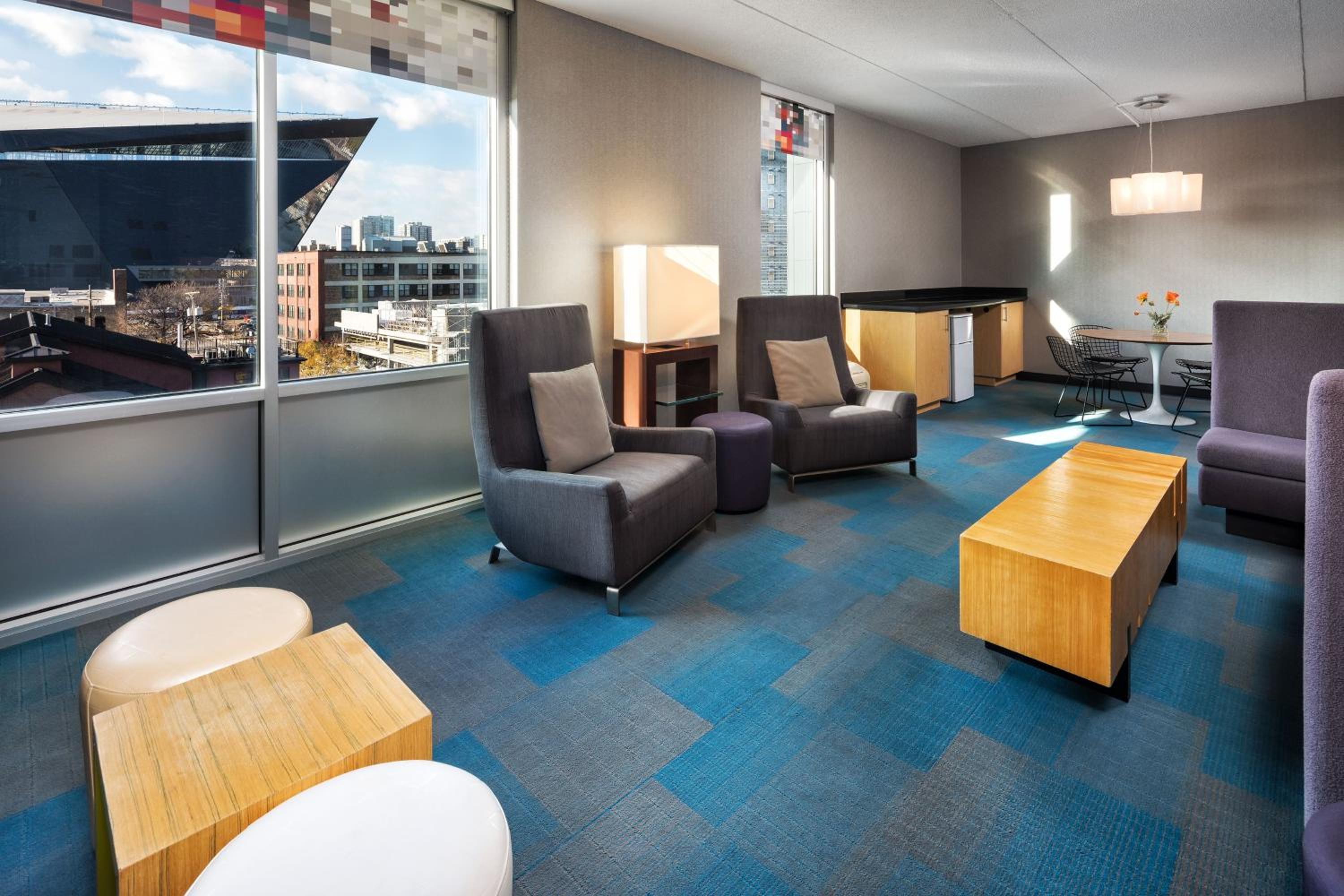 1 Bedroom Suite, 1 King, City view, High floor - Photo 2