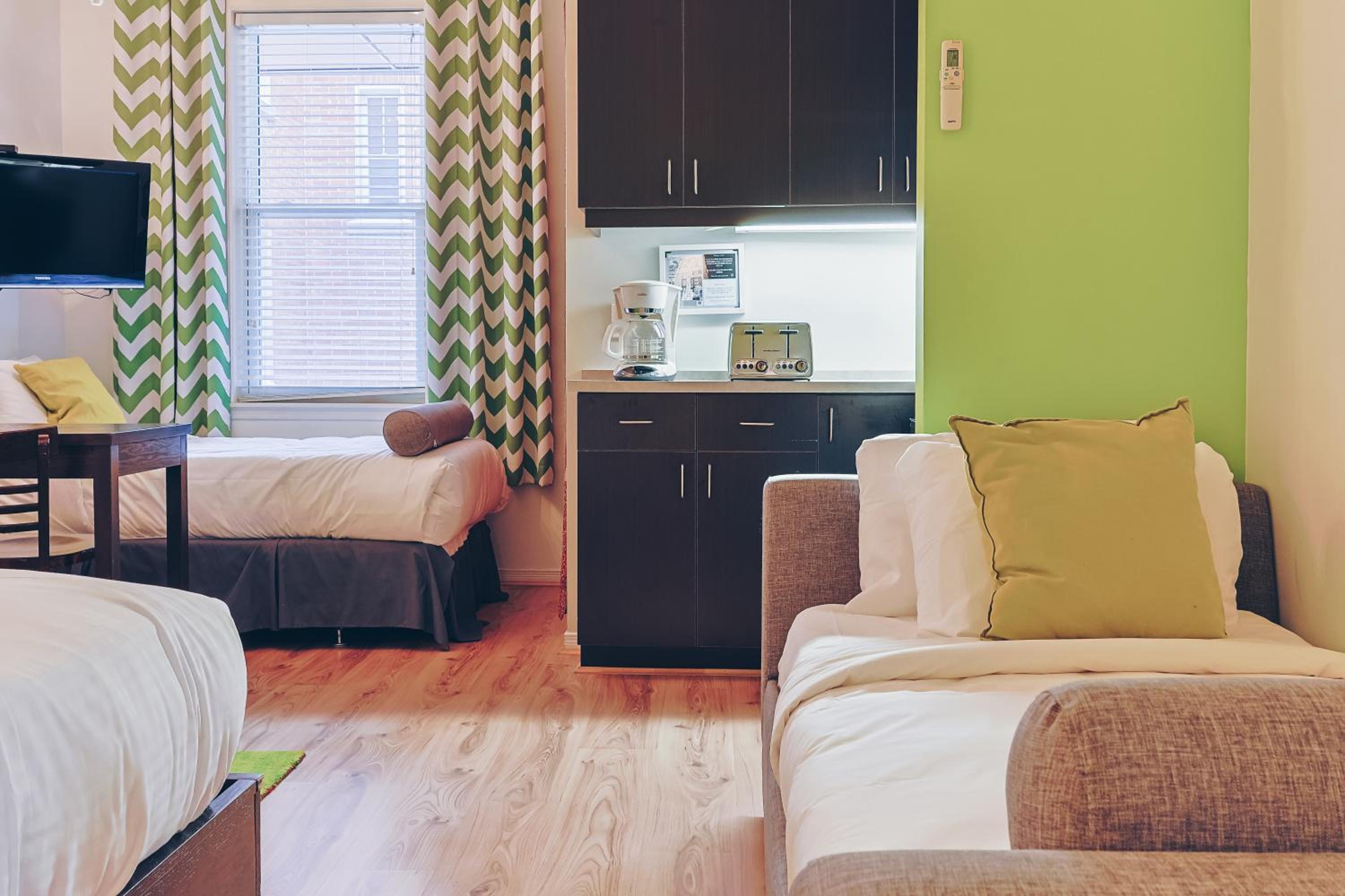 Superior Family Room - Photo 7