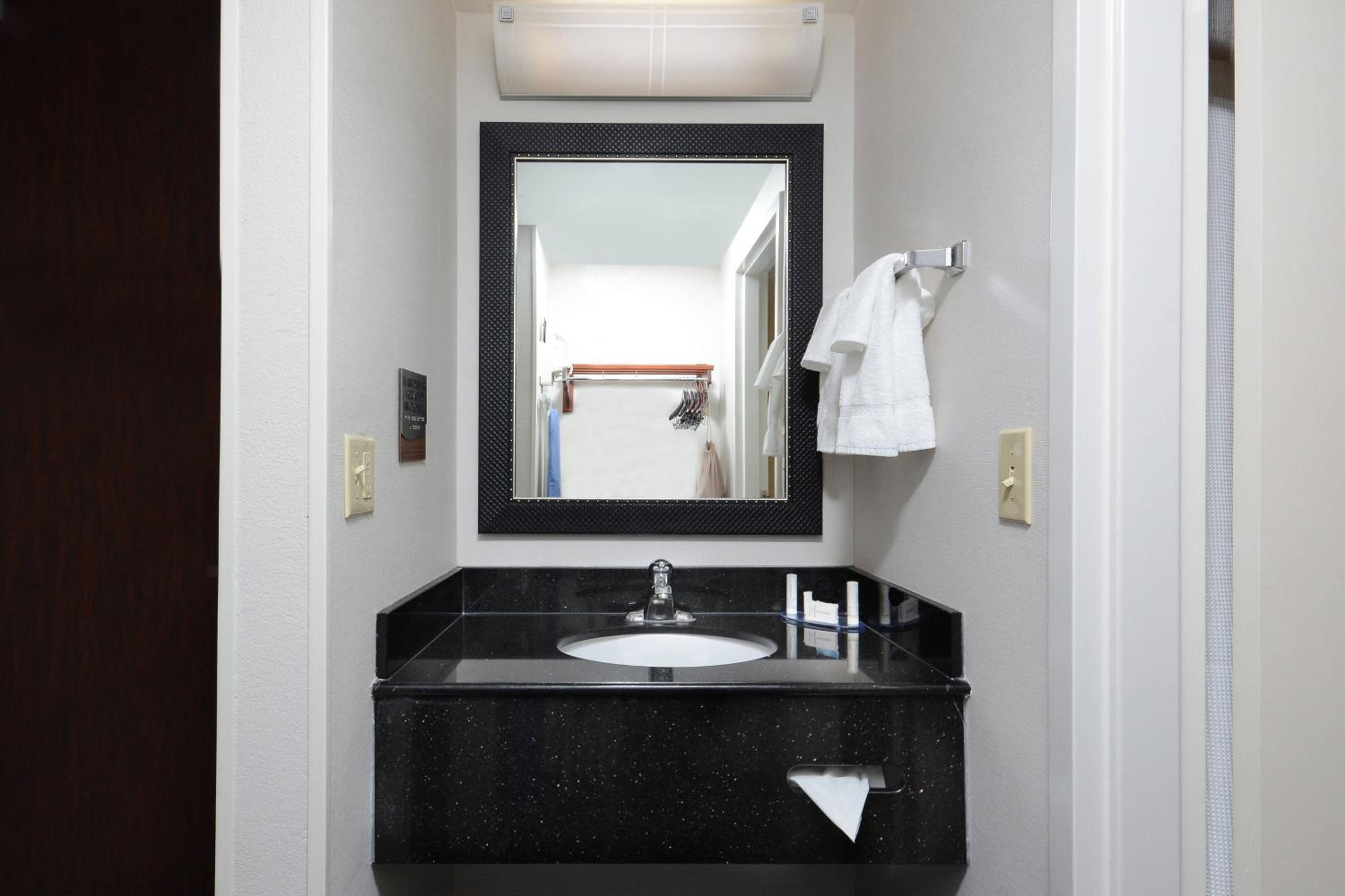Double Room with Two Double Beds - Photo 2