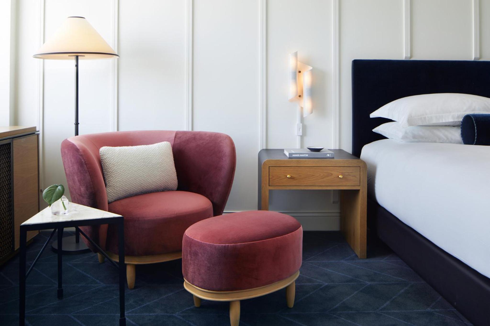Premium King Room - Photo 10