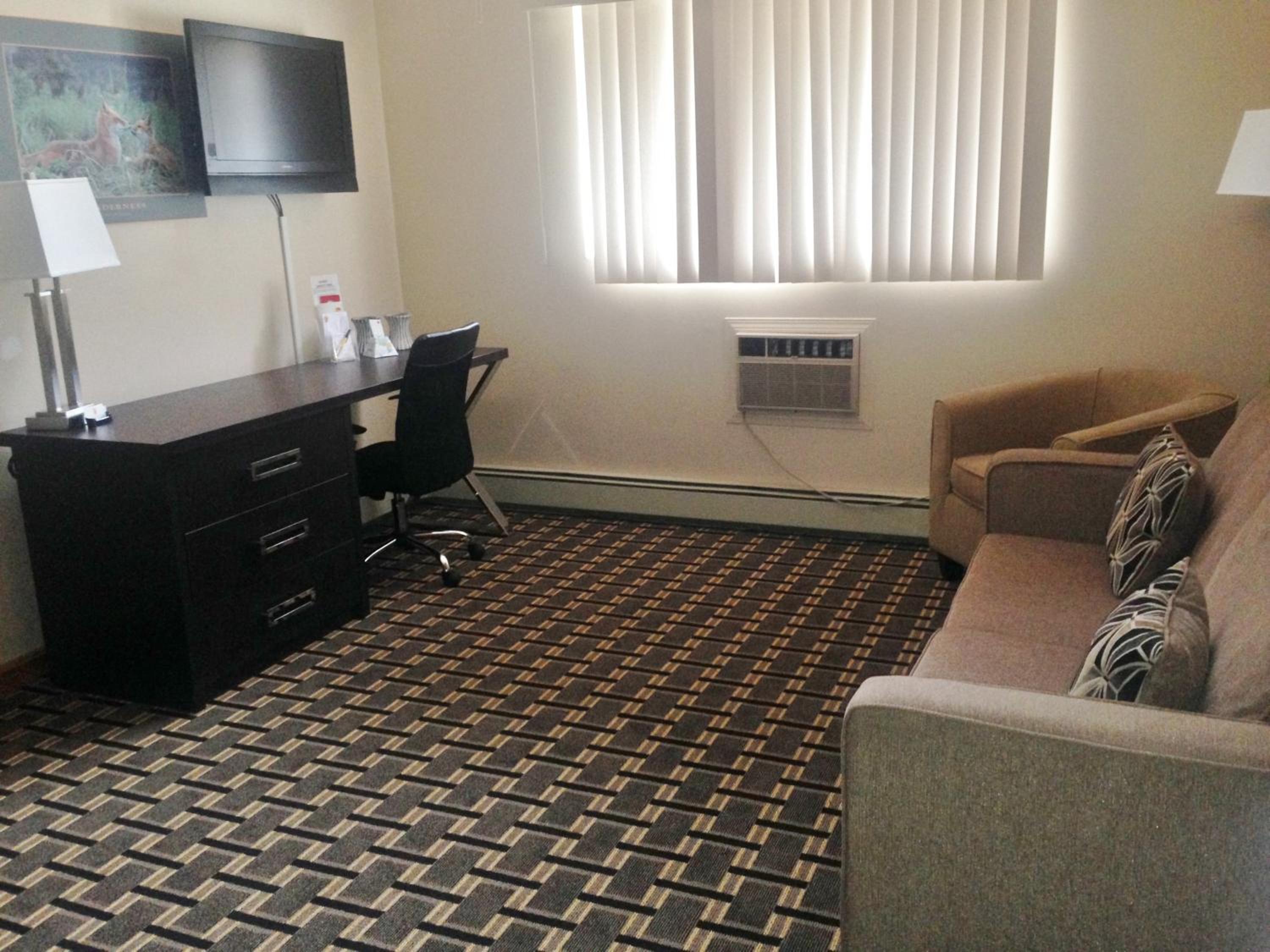 Queen Suite with Three Queen Beds - Non-Smoking photo 1