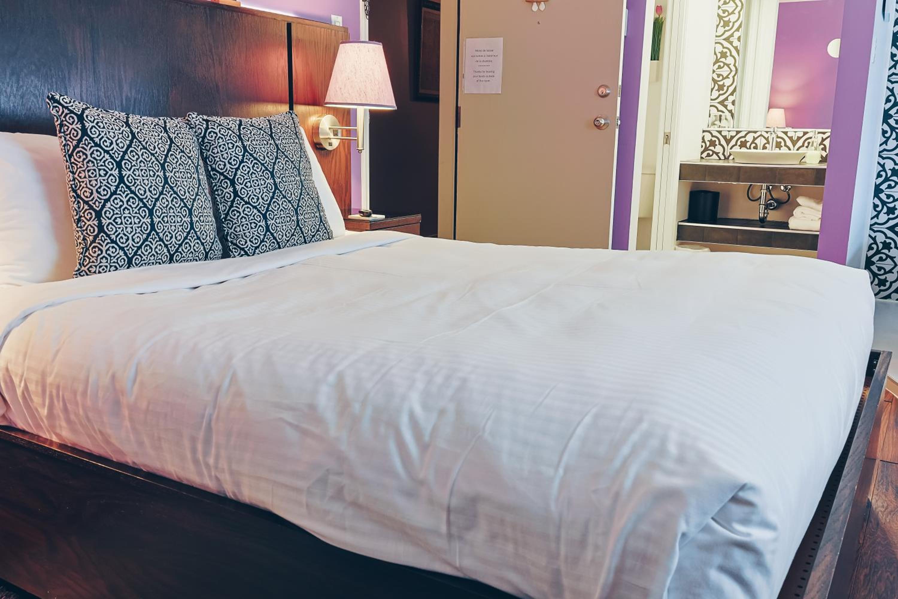 Deluxe Room With Bath - Photo 2