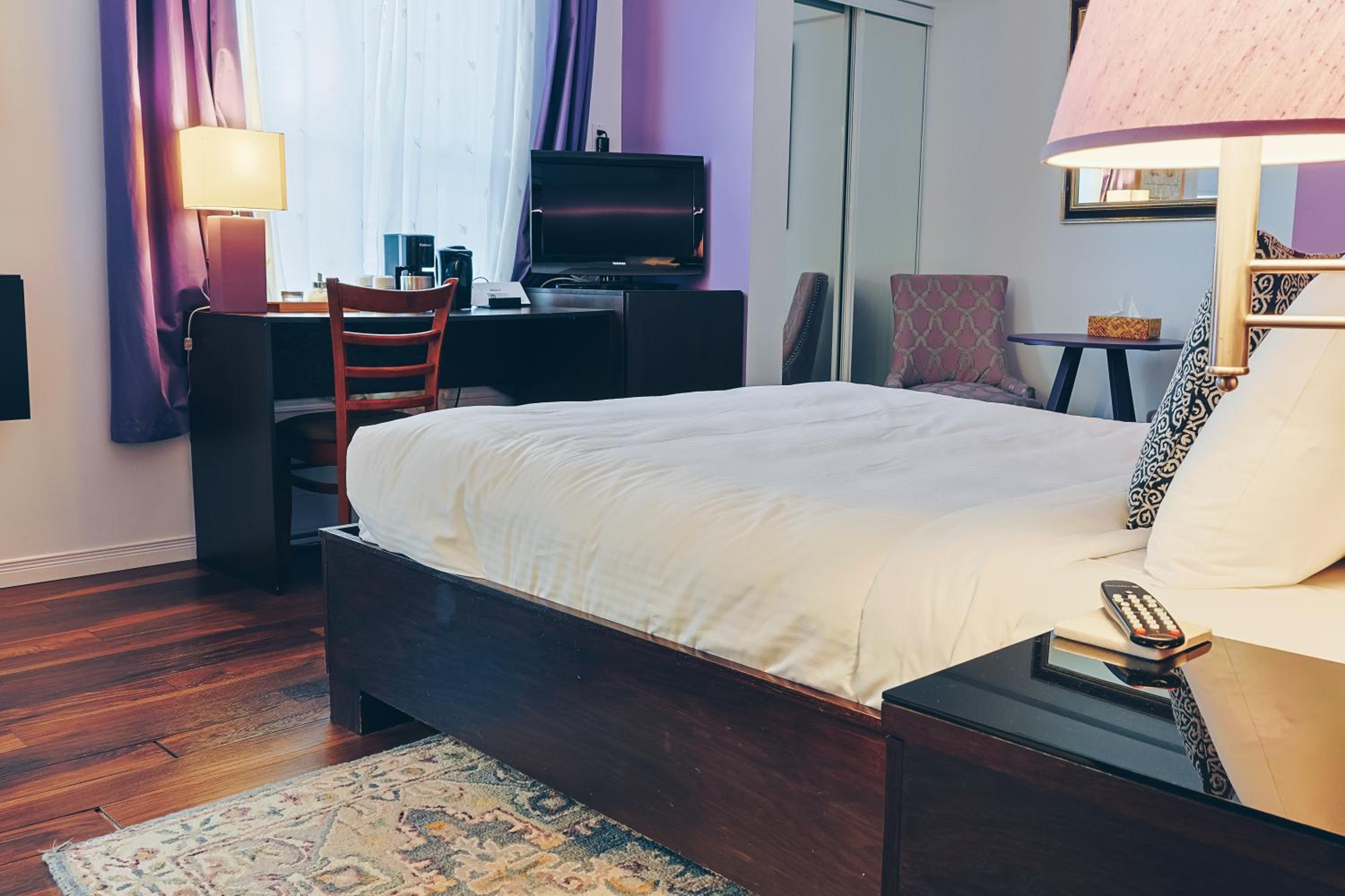 Deluxe Room With Bath - Photo 3