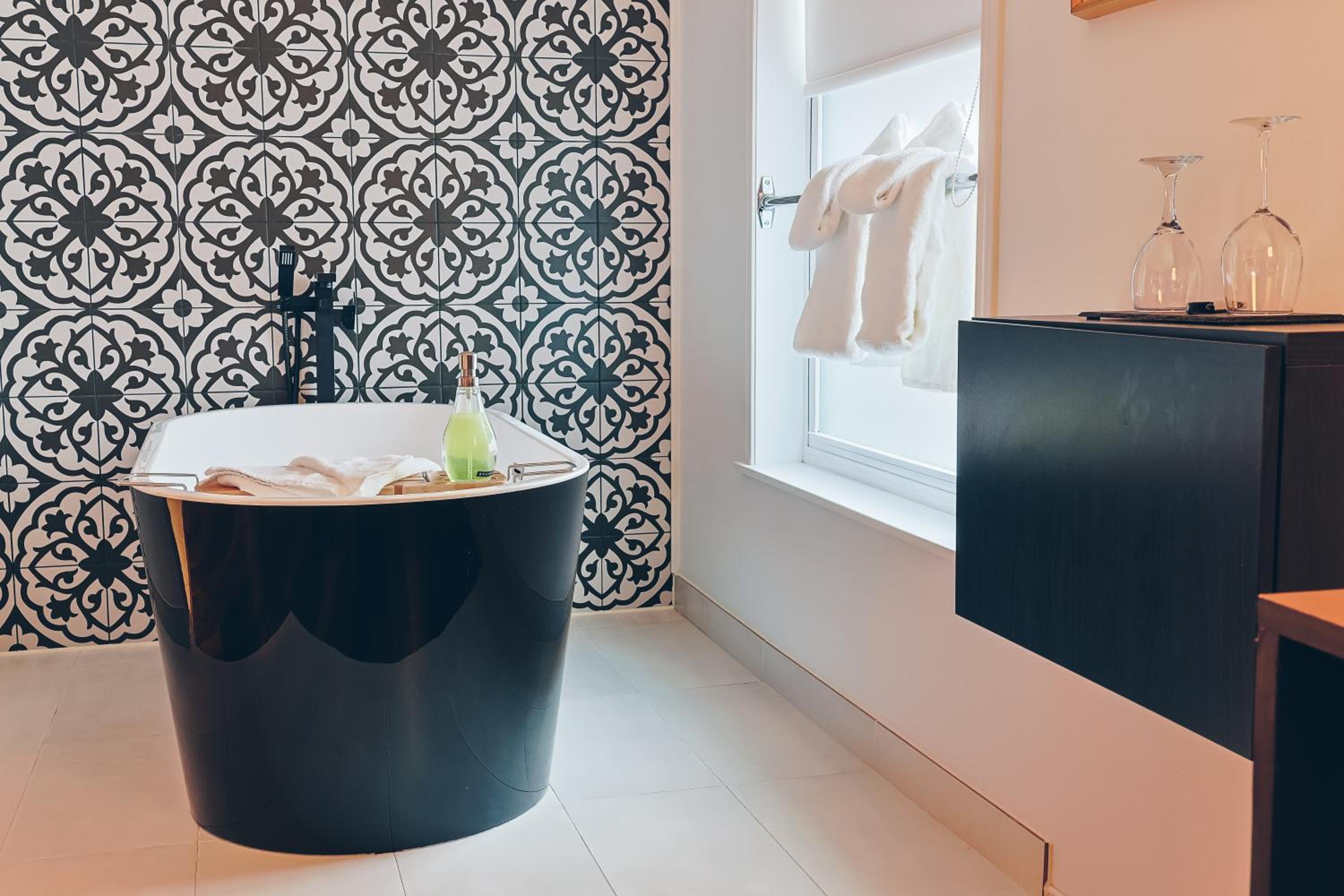 Deluxe Room With Bath - Photo 4