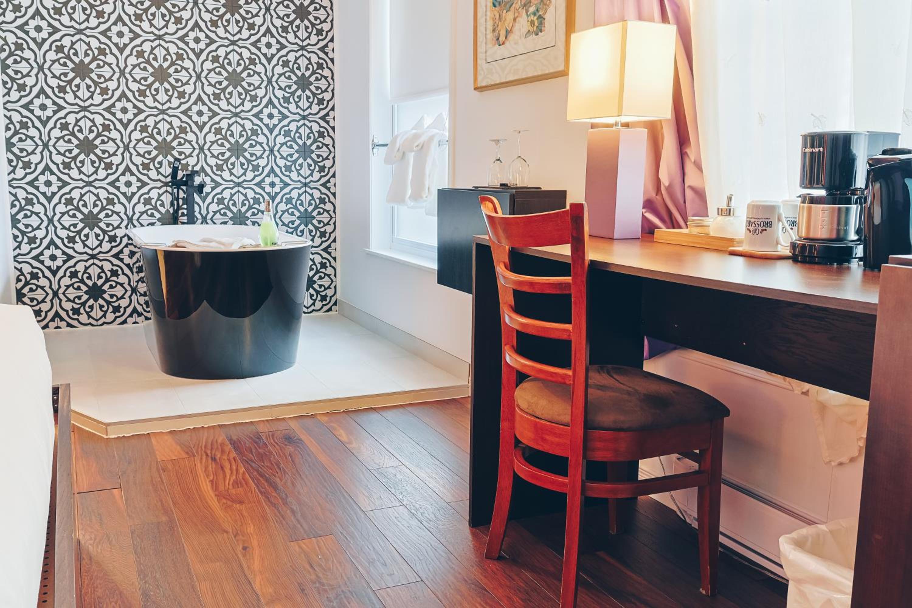 Deluxe Room With Bath - Photo 1