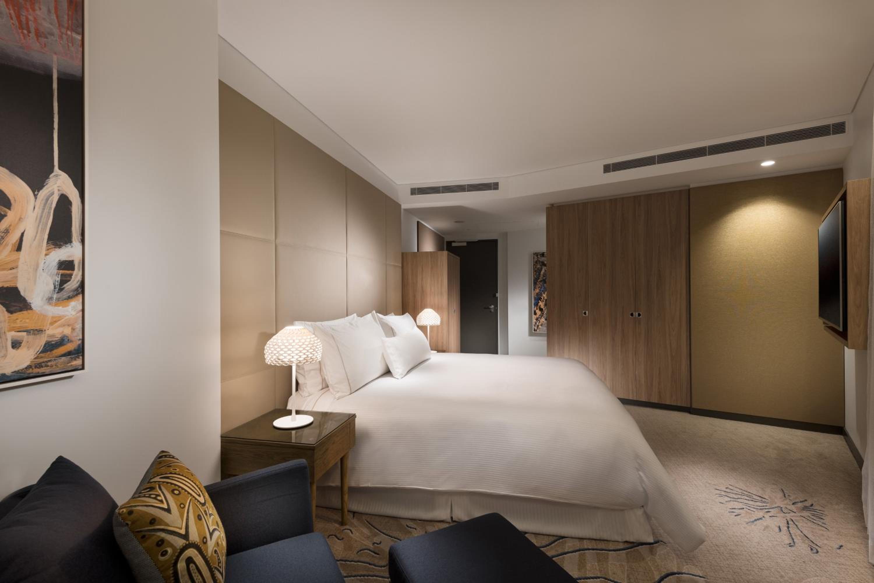 Premium King Room with River View thumbnail 5