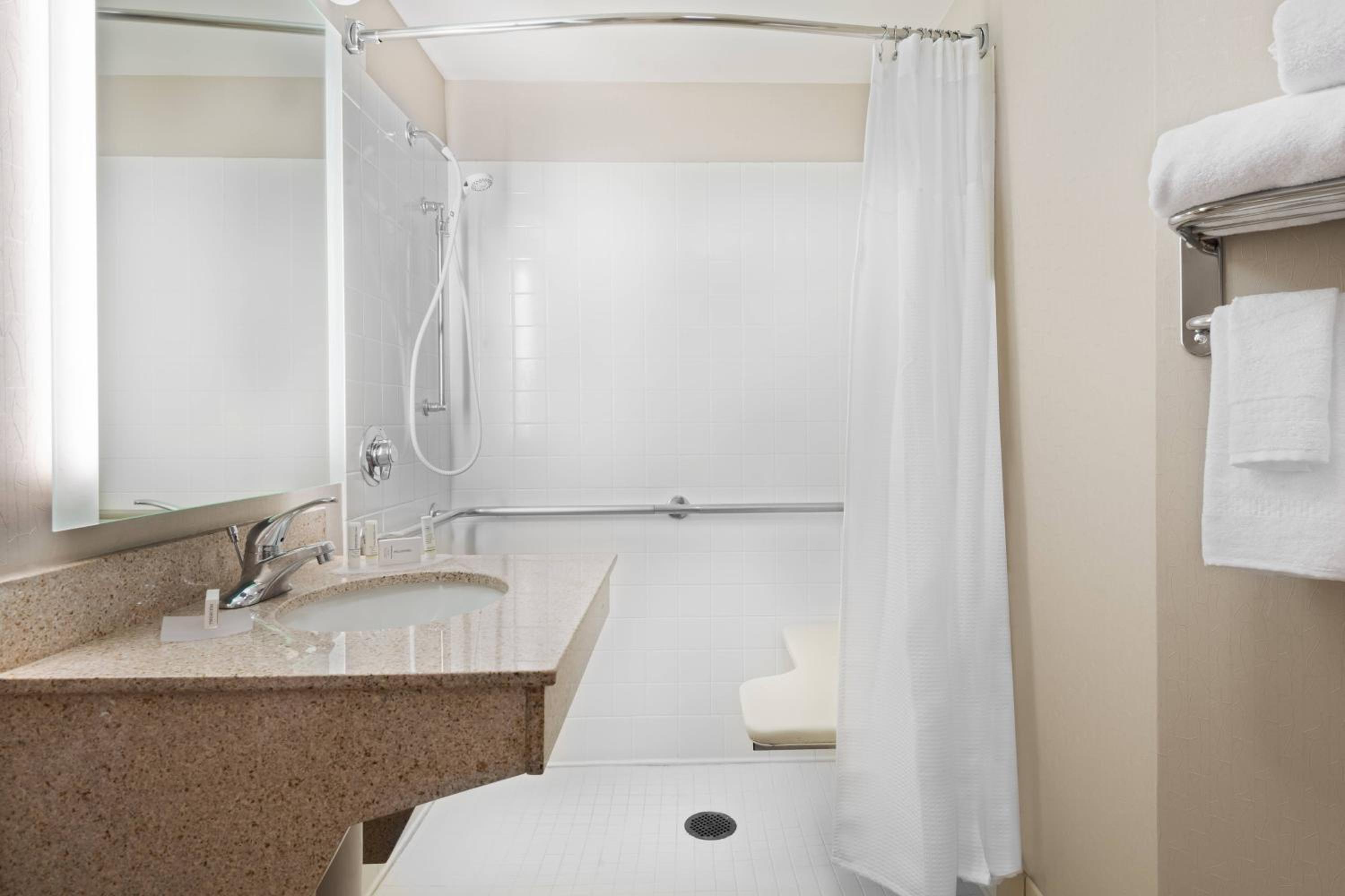 Queen Suite with Two Queen Beds - Photo 9