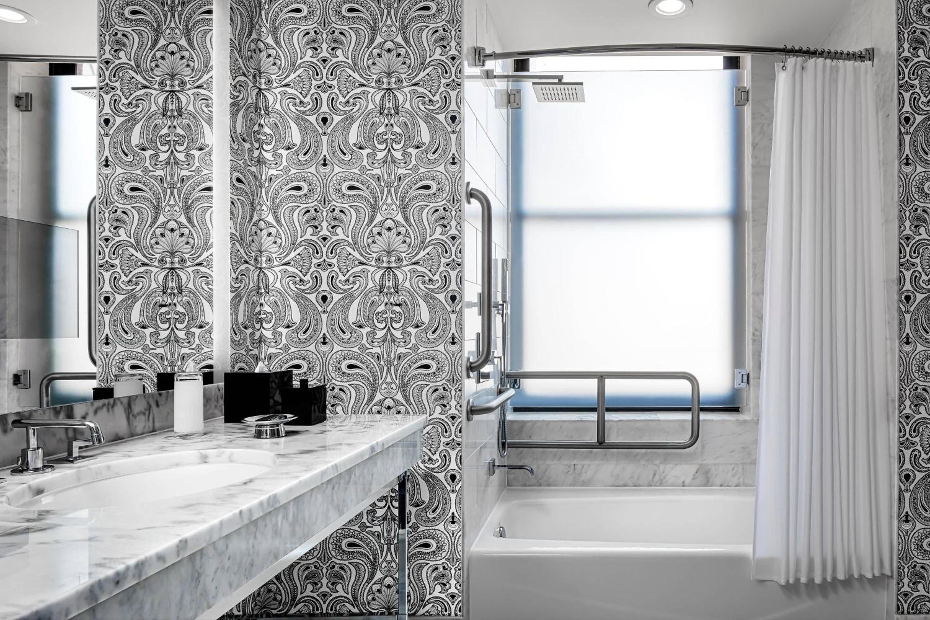 King Room with Lake View and Adapted Tub - Mobility Accessible thumbnail 5