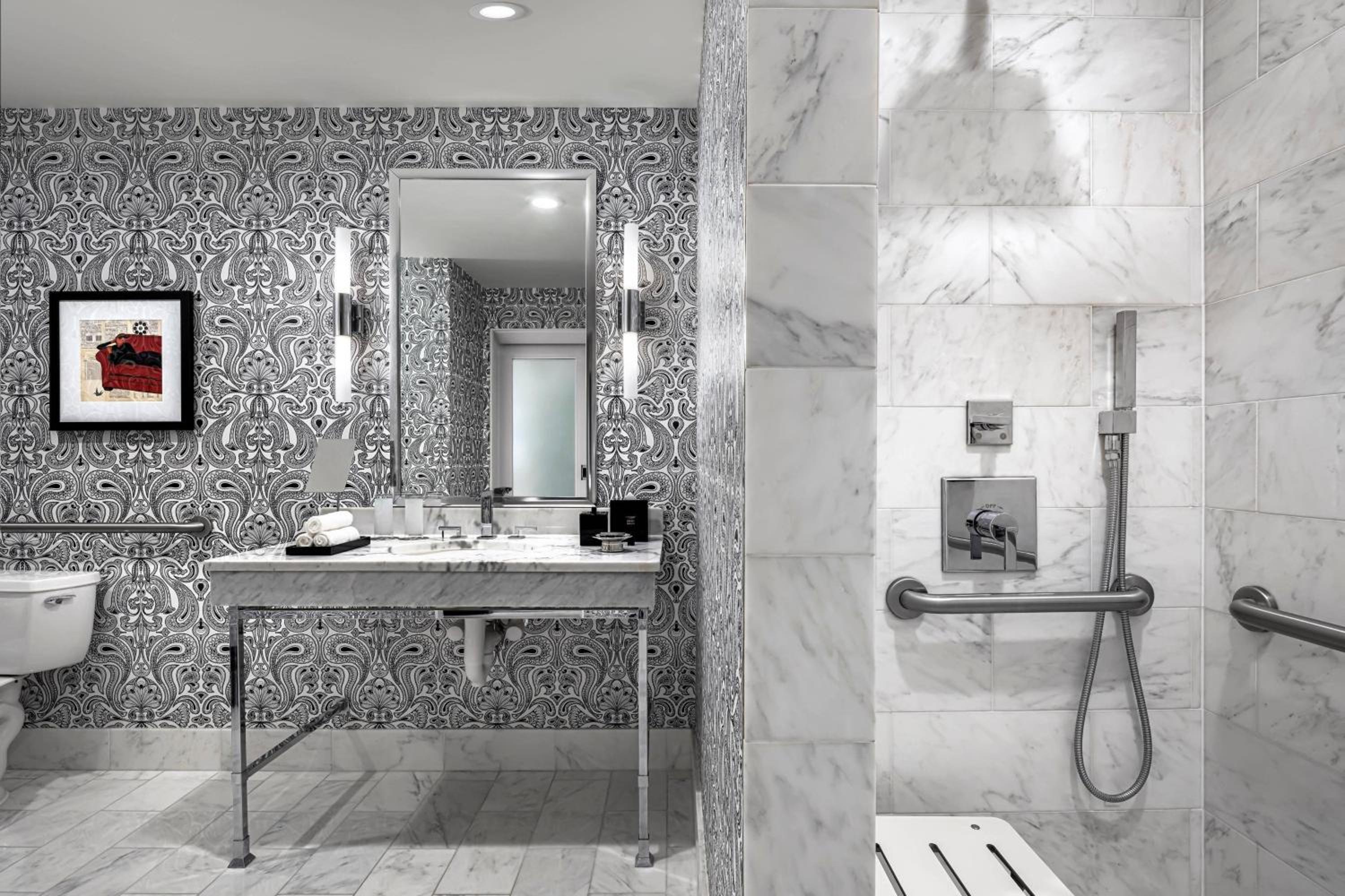 King Room with Roll-in Shower - Mobility Accessible thumbnail 5