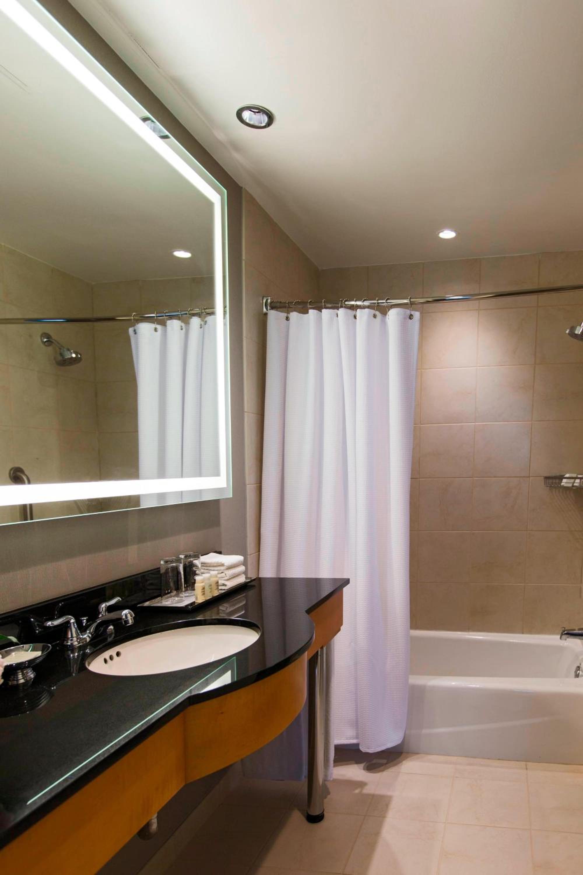 One-Bedroom Suite with Two Double Beds and Sofa Bed - Photo 4