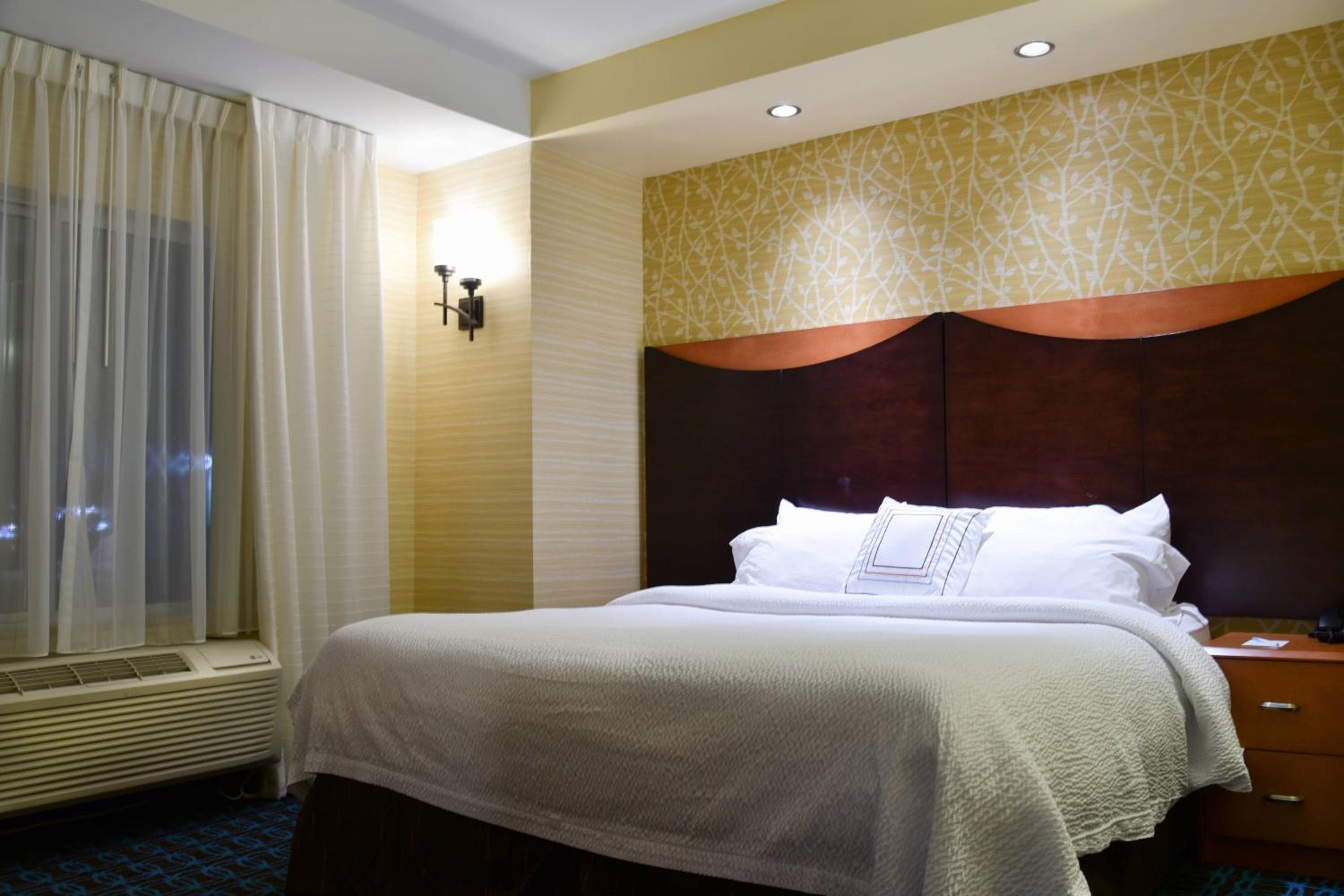 One-Bedroom Executive King Suite with Sofa Bed - Photo 3