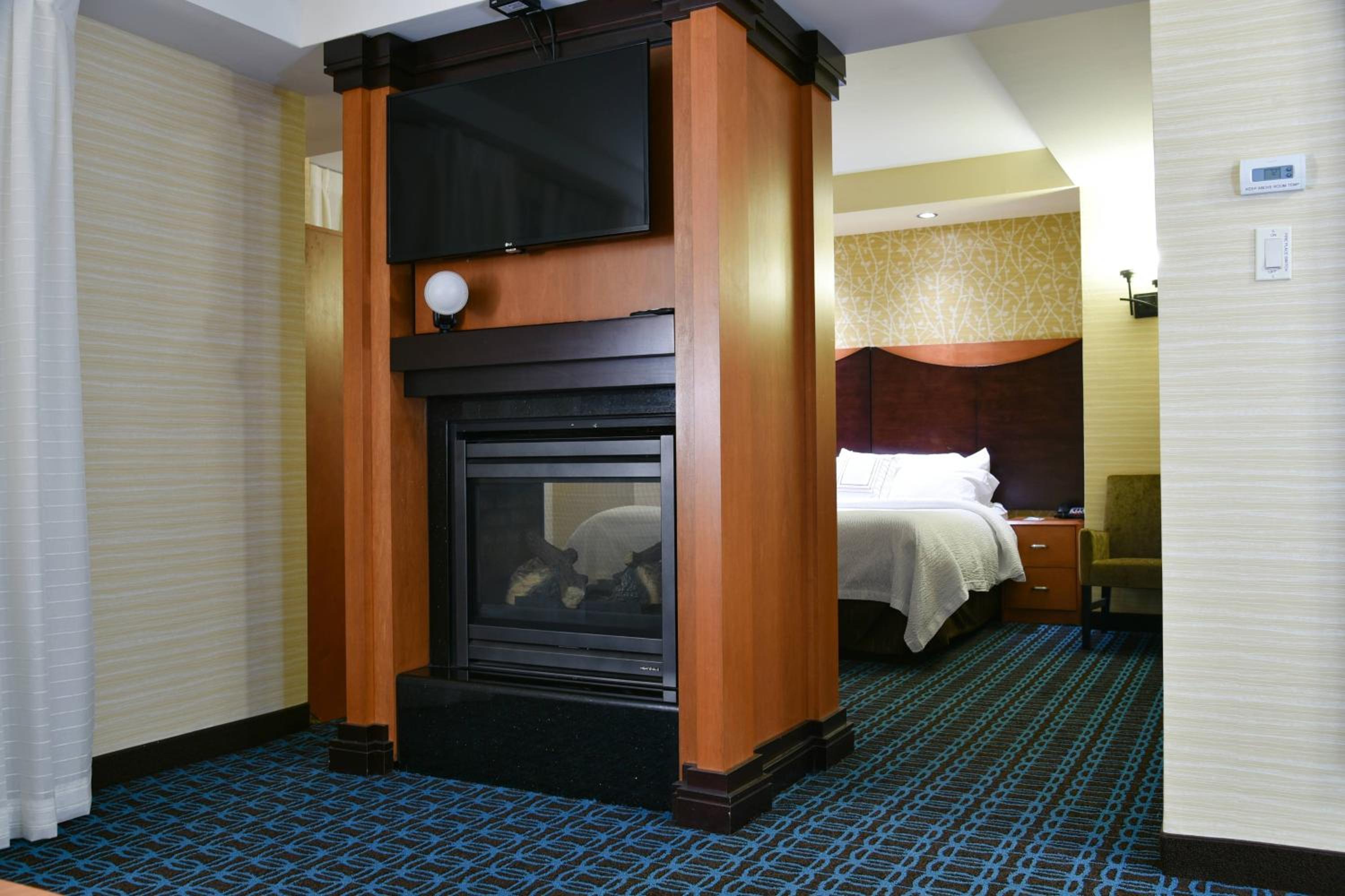 One-Bedroom Executive King Suite with Sofa Bed - Photo 2