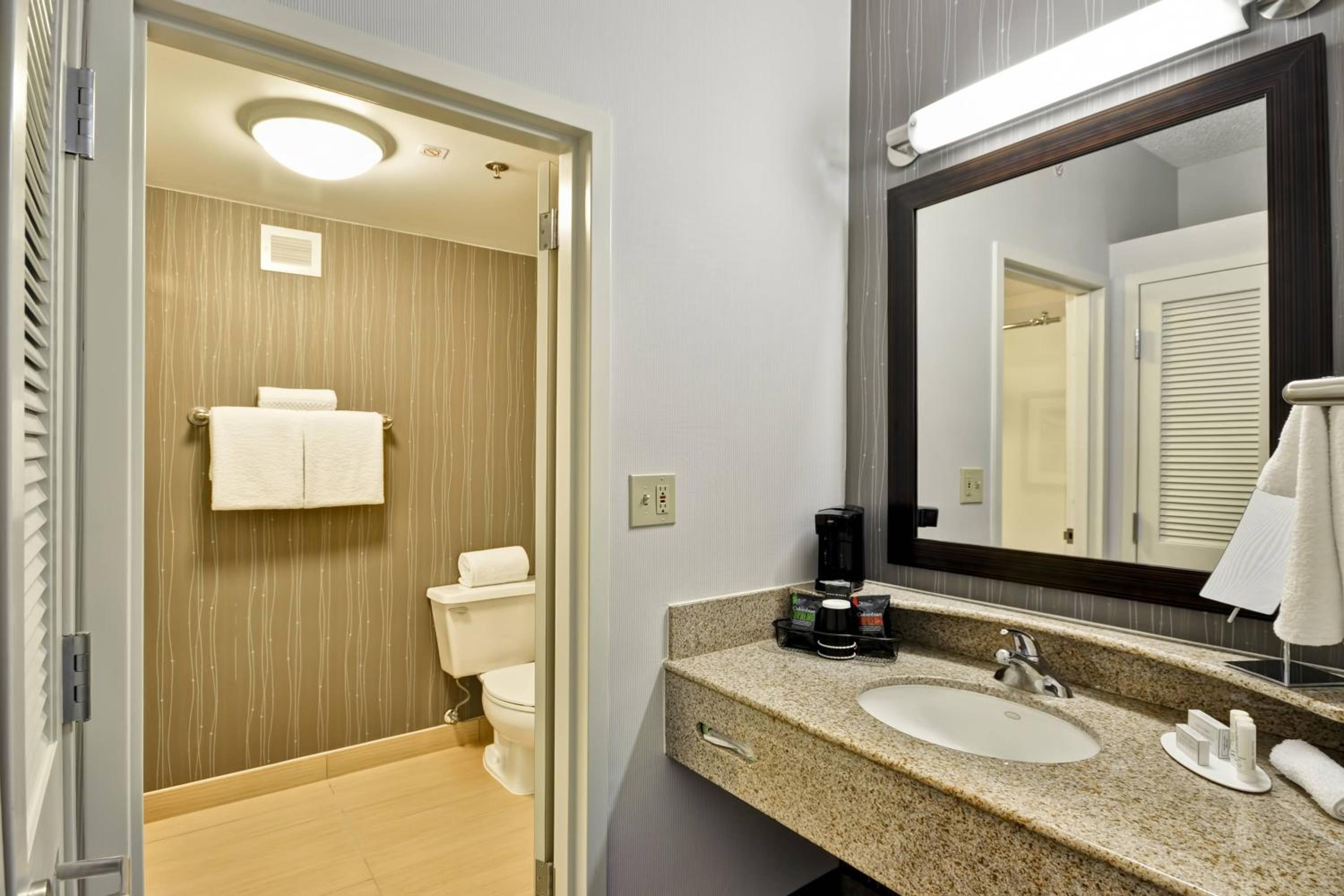 Queen Room with Two Queen Beds - Photo 2