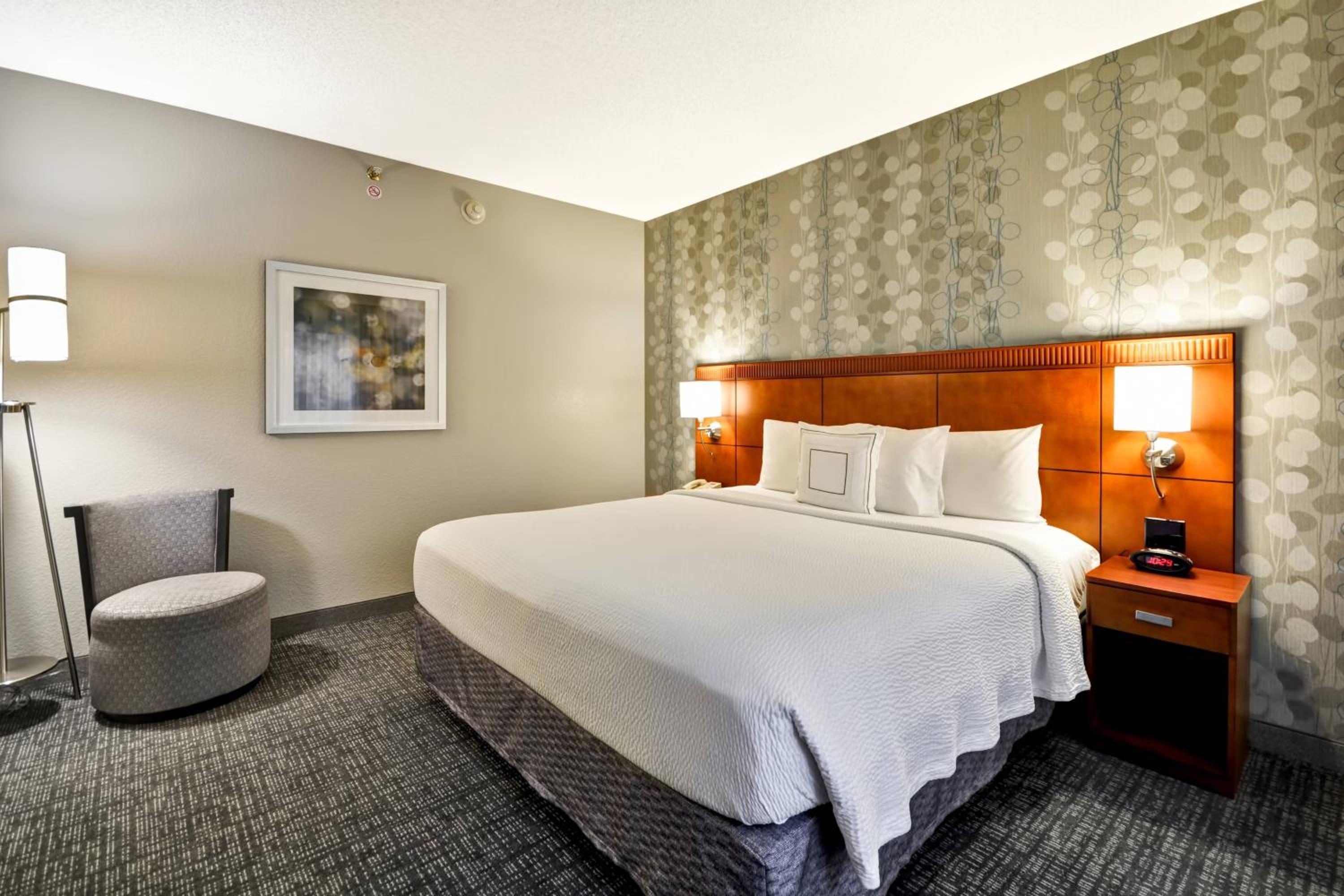 Newly Renovated One-Bedroom King Suite with Sofa Bed - Photo 2