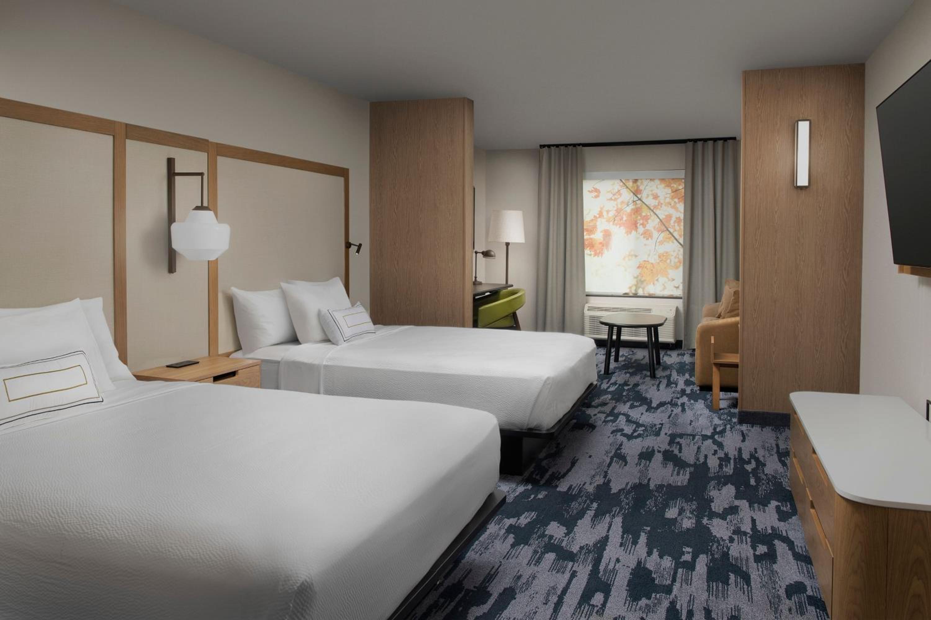 Queen Suite with Two Queen Beds, Sofa Bed and Bathtub - Mobility Access photo 3