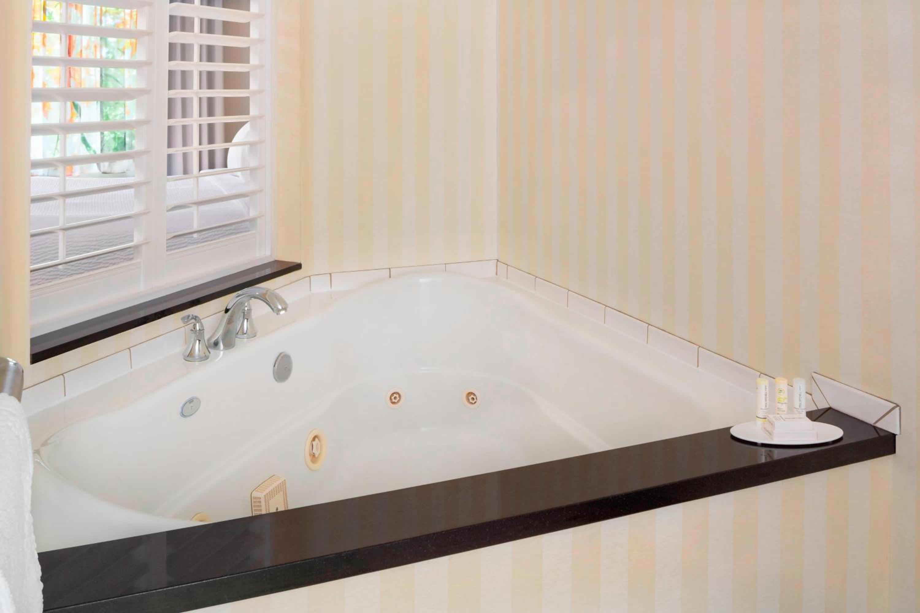 King Room with Spa Bath - Photo 2