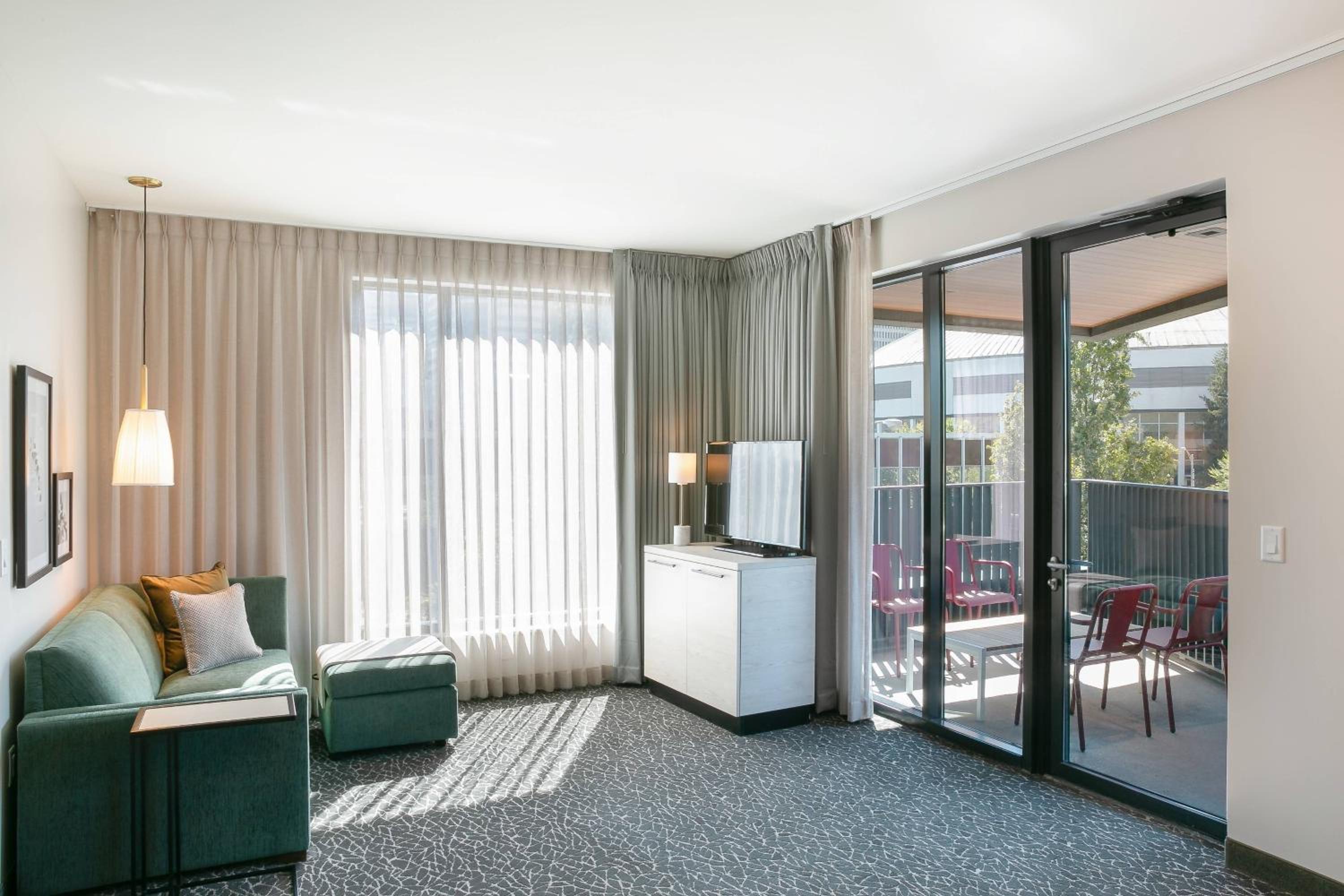 1 Bedroom Suite, 1 King, City view, Balcony