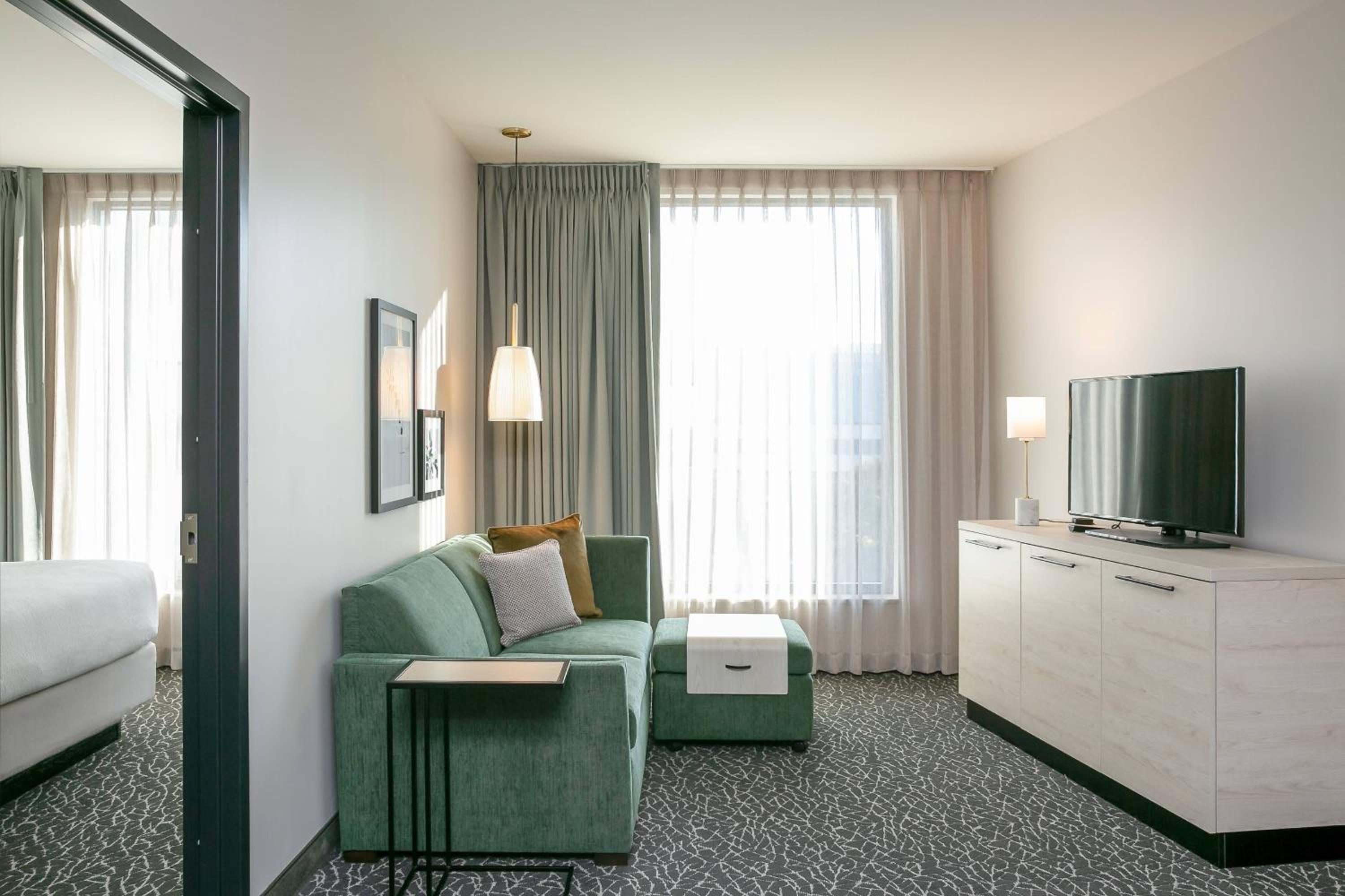 One-Bedroom Suite - Photo 4