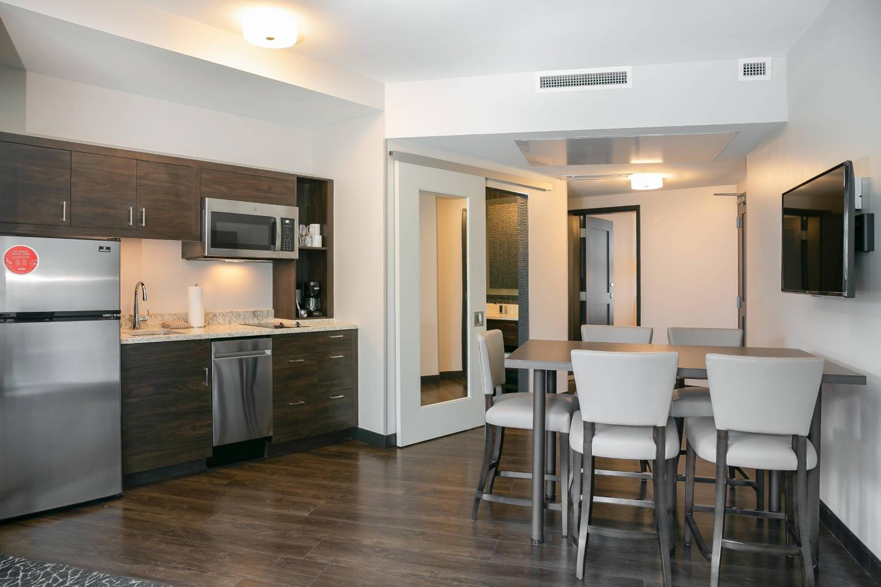 1 Bedroom Suite, 1 King, City view, Balcony thumbnail 6