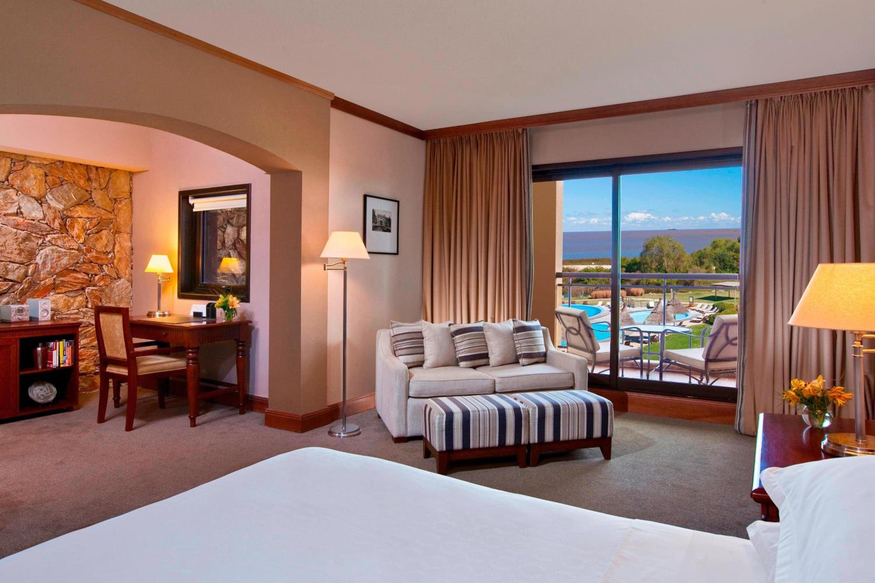 Junior Suite, 1 King, River view, Balcony - Photo 3