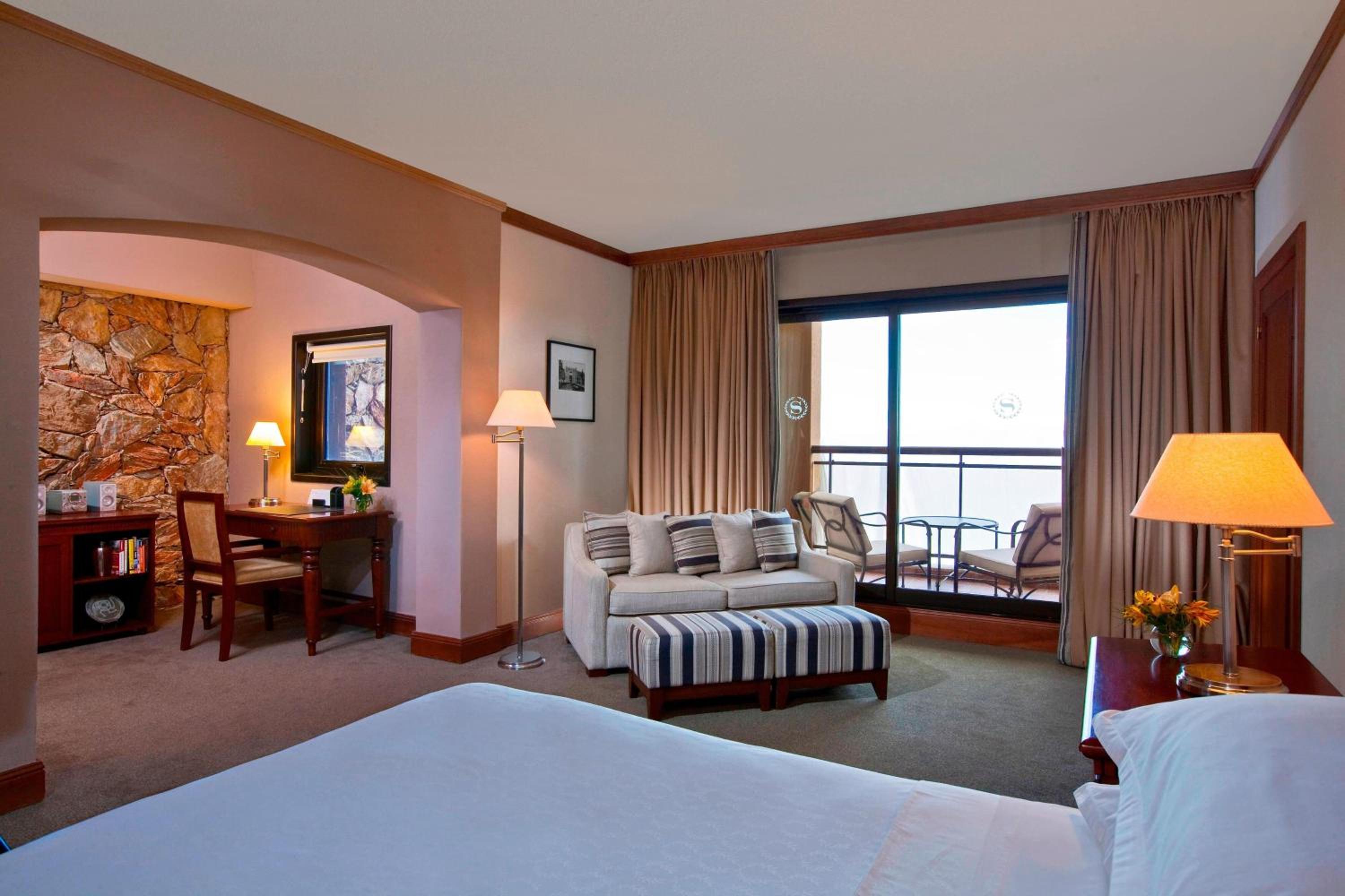 Junior Suite, 1 King, River view, Balcony - Photo 4