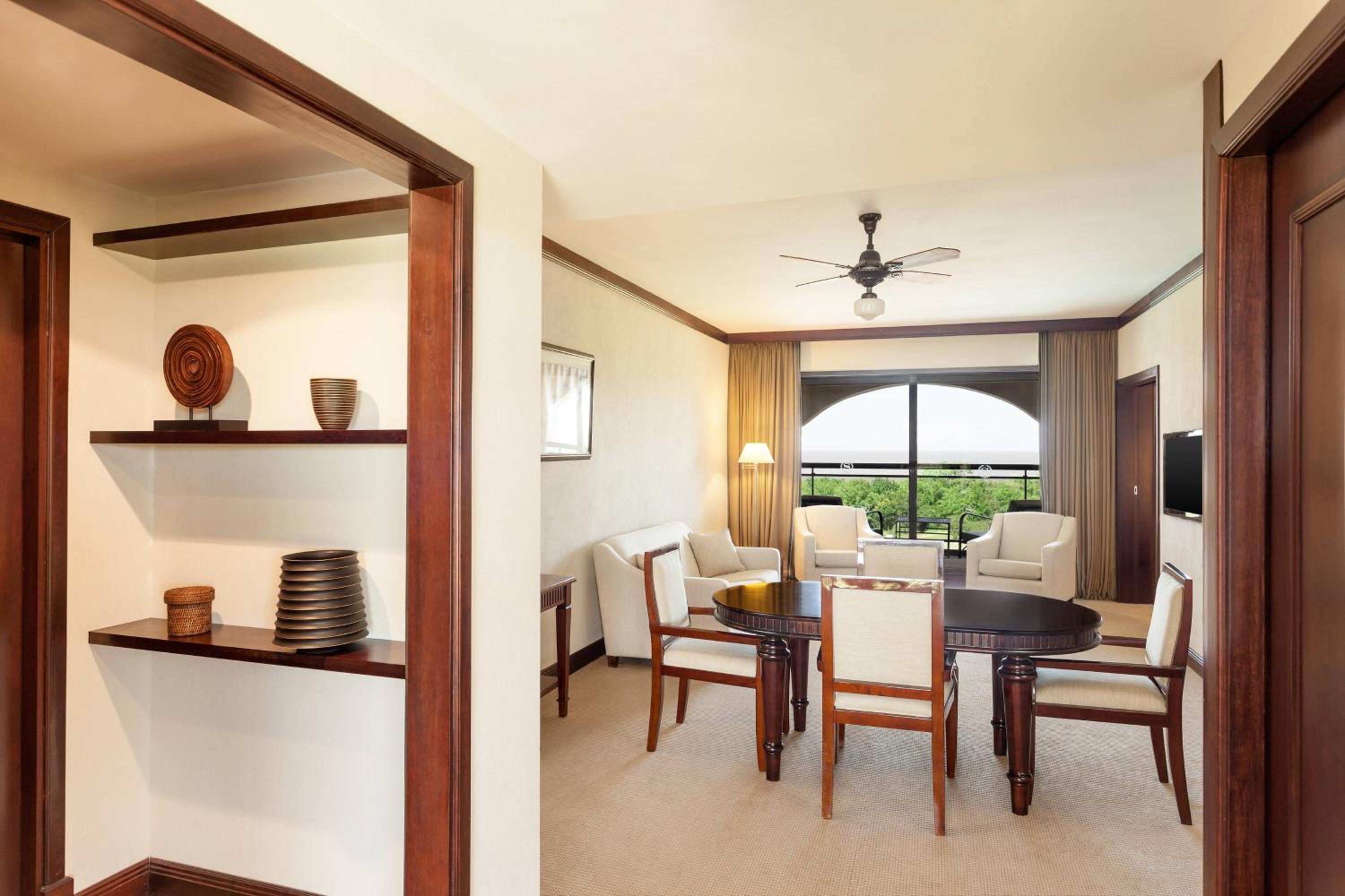 Suite, 1 King, River view, Balcony - Photo 3