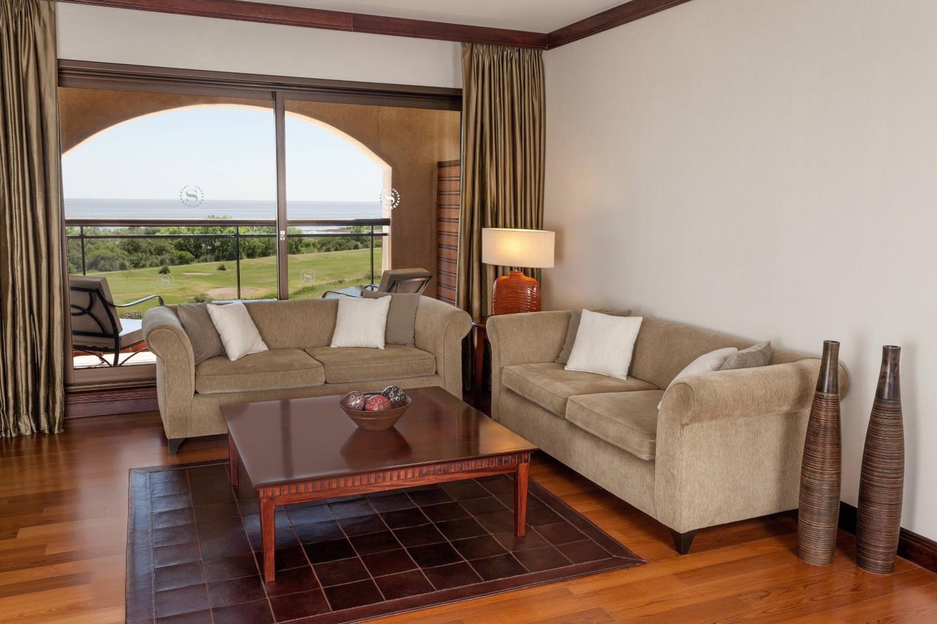 Larger Suite, 1 King, River view, Balcony - Photo 2