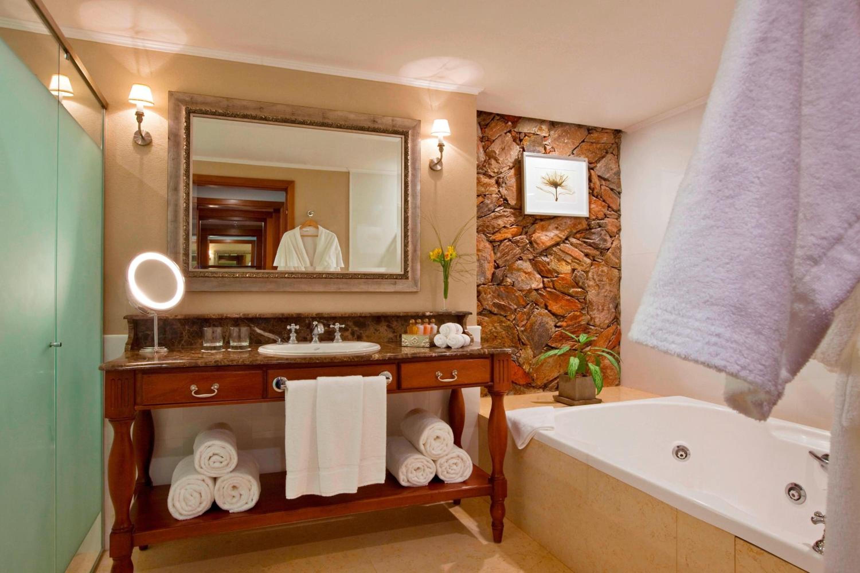 Suite, 1 King, River view, Balcony - Photo 2