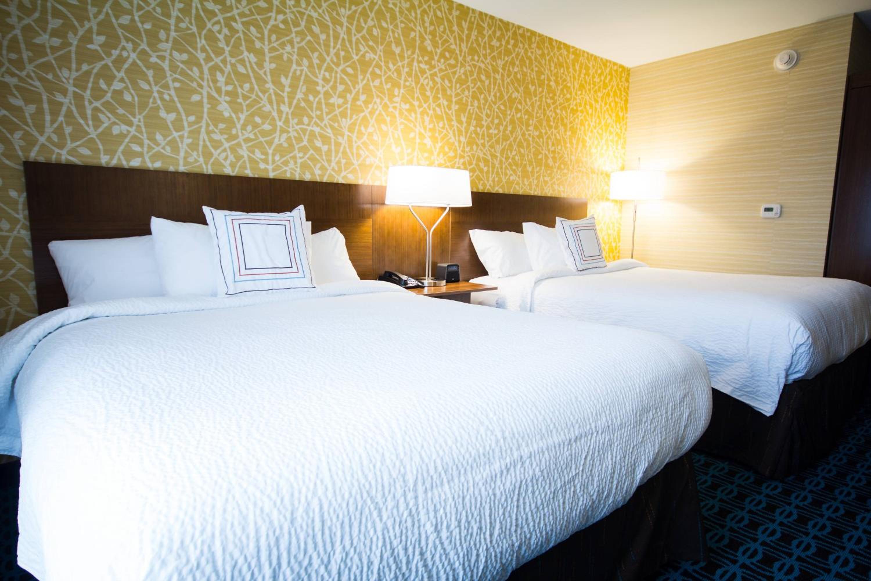 Queen Room with Two Queen Beds photo 2