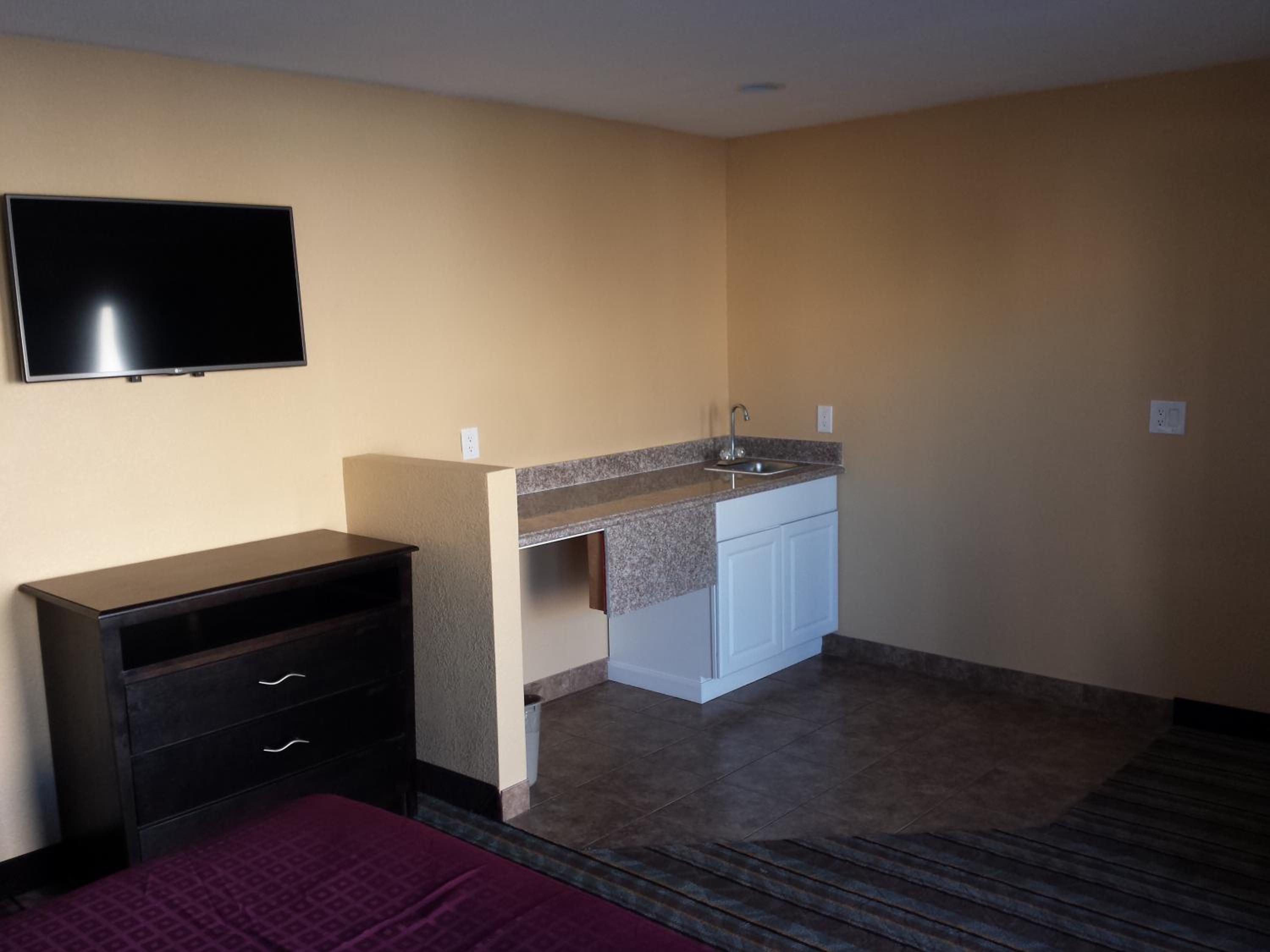 One-Bedroom Suite with Two Queen Beds - Non-Smoking - Photo 6