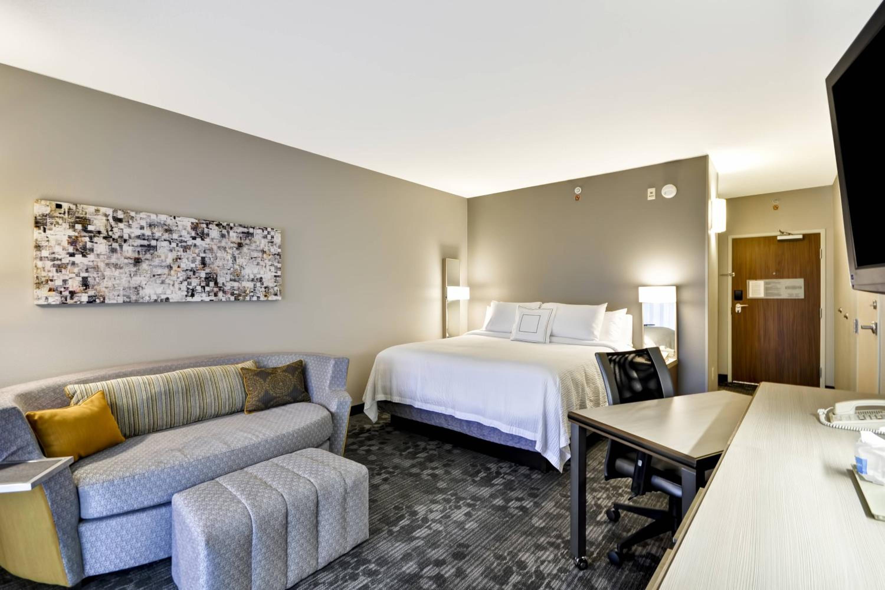 King Room with Sofa Bed - Photo 1