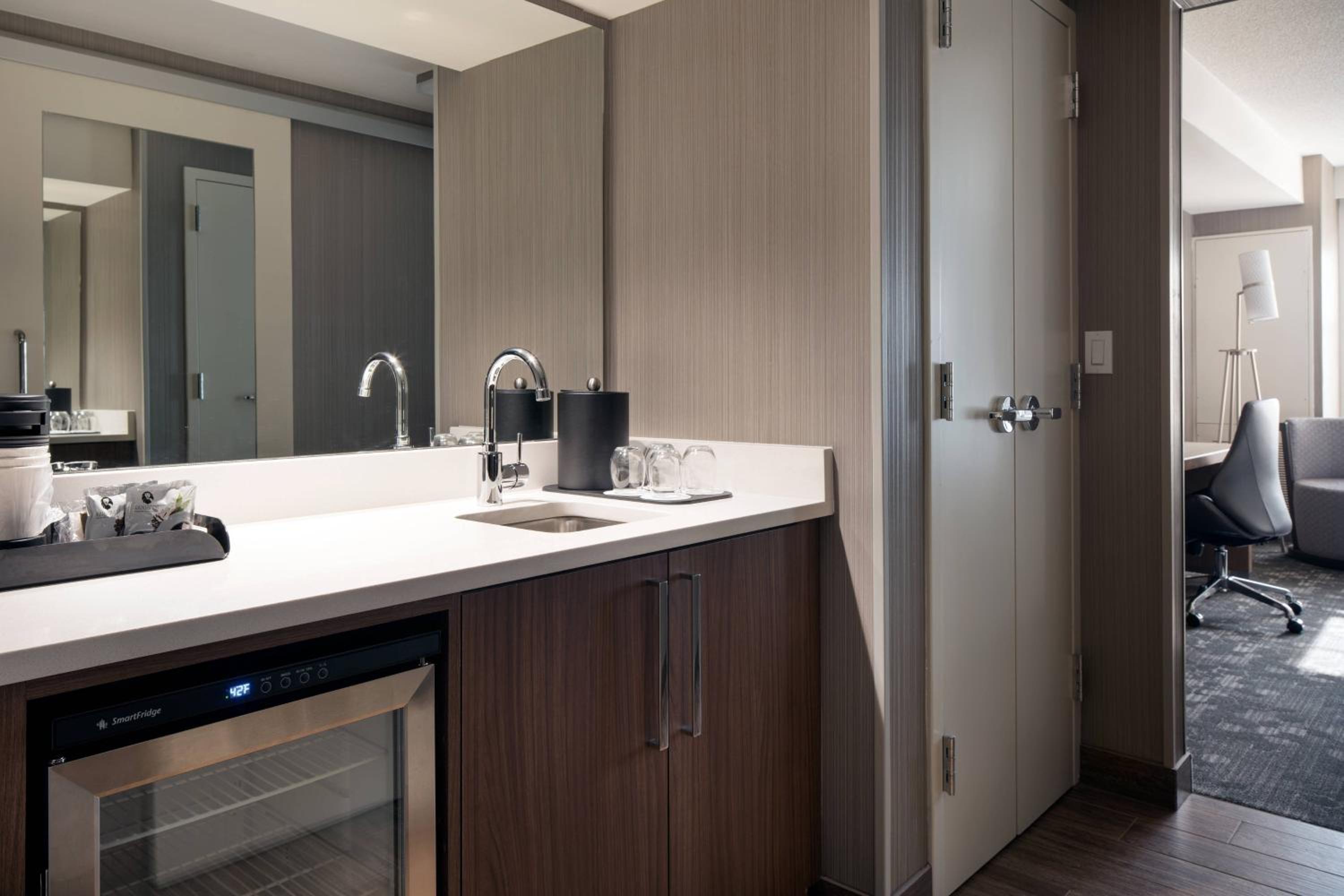 Junior Suite, 1 Bedroom, 1 King Bed - Photo 4