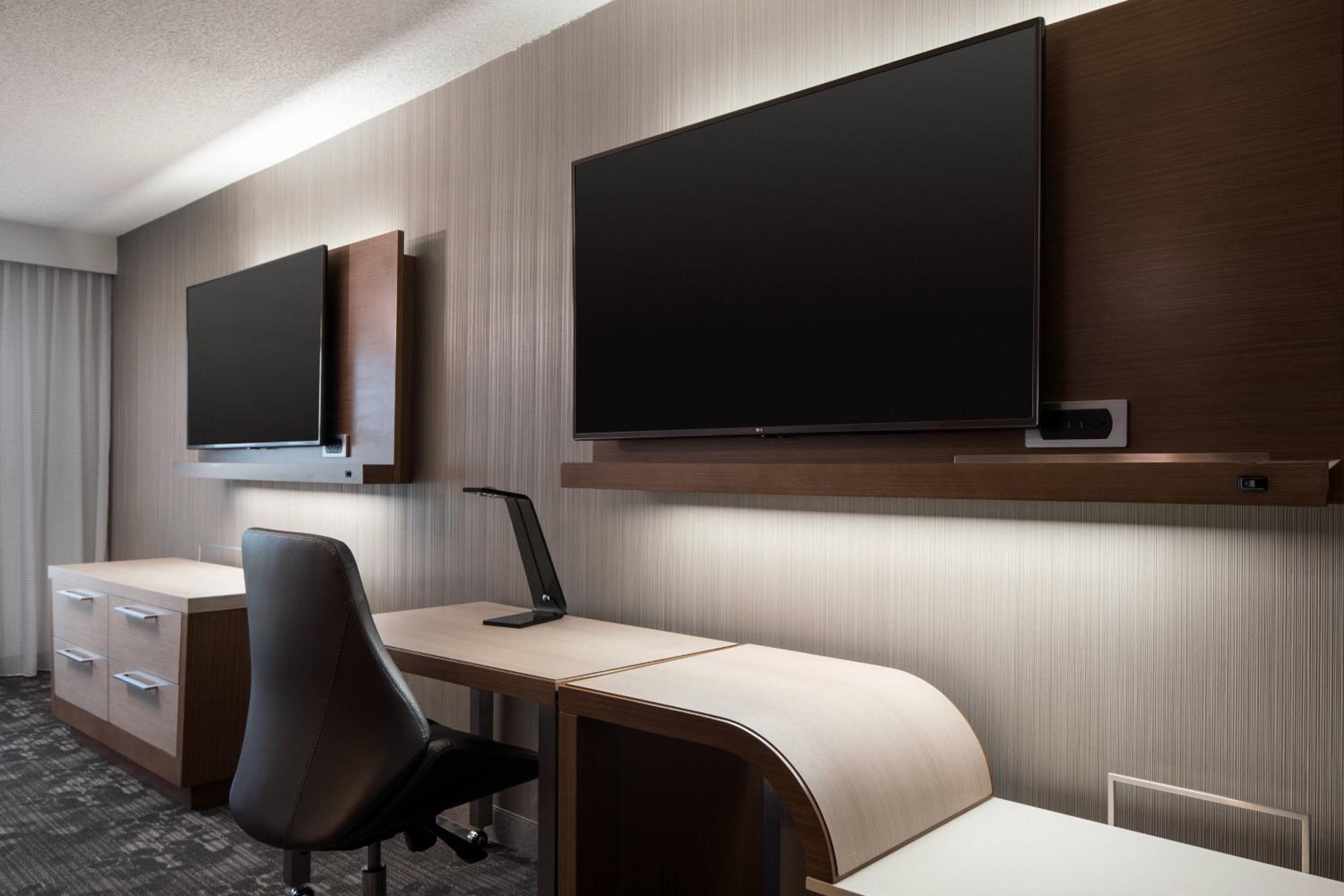 Deluxe King Room - Photo 3