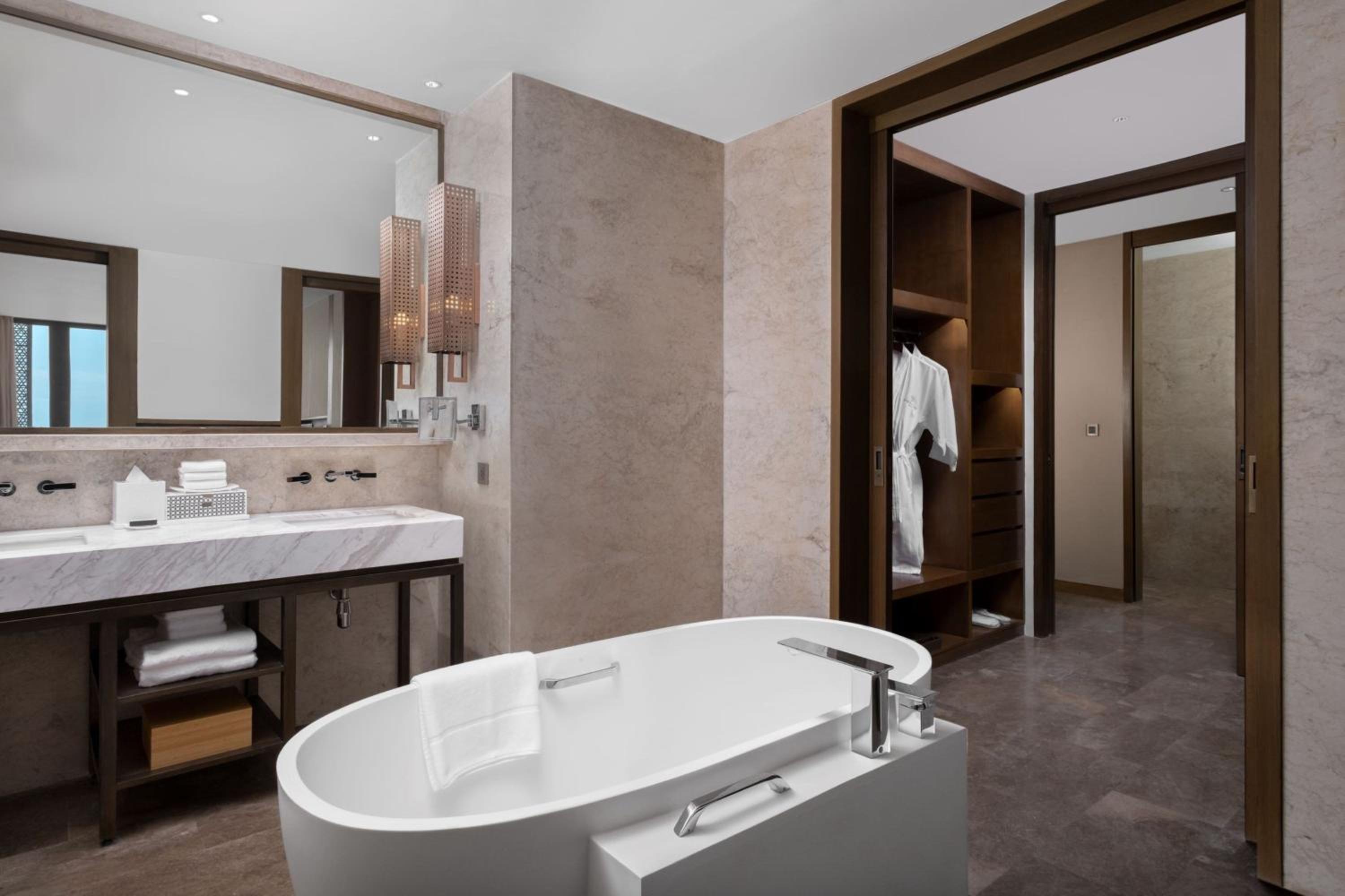 Junior King Suite with Balcony and Ocean View - Photo 4